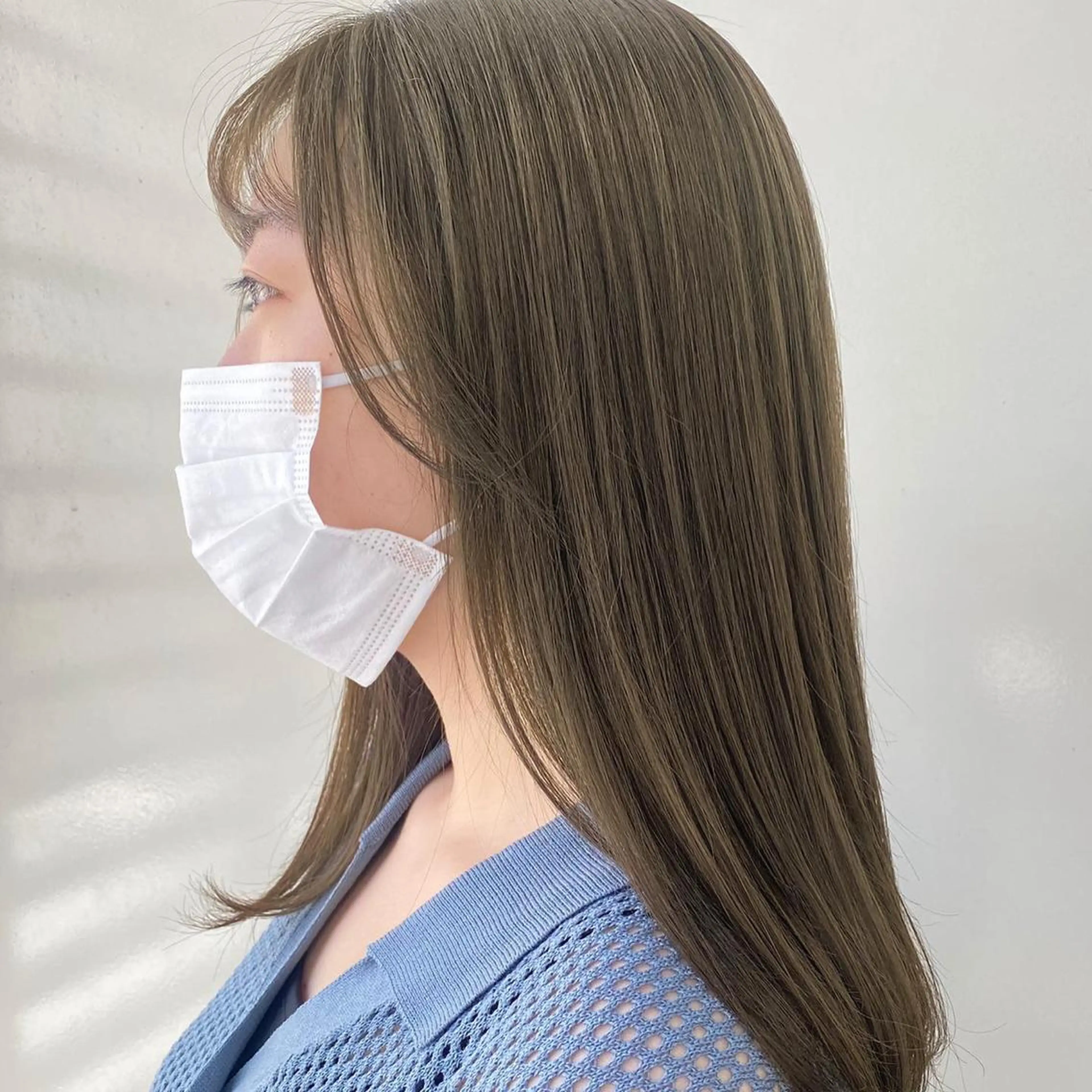 セミロング カラー ANNA /艶髪/ハイトーンのヘアスタイル