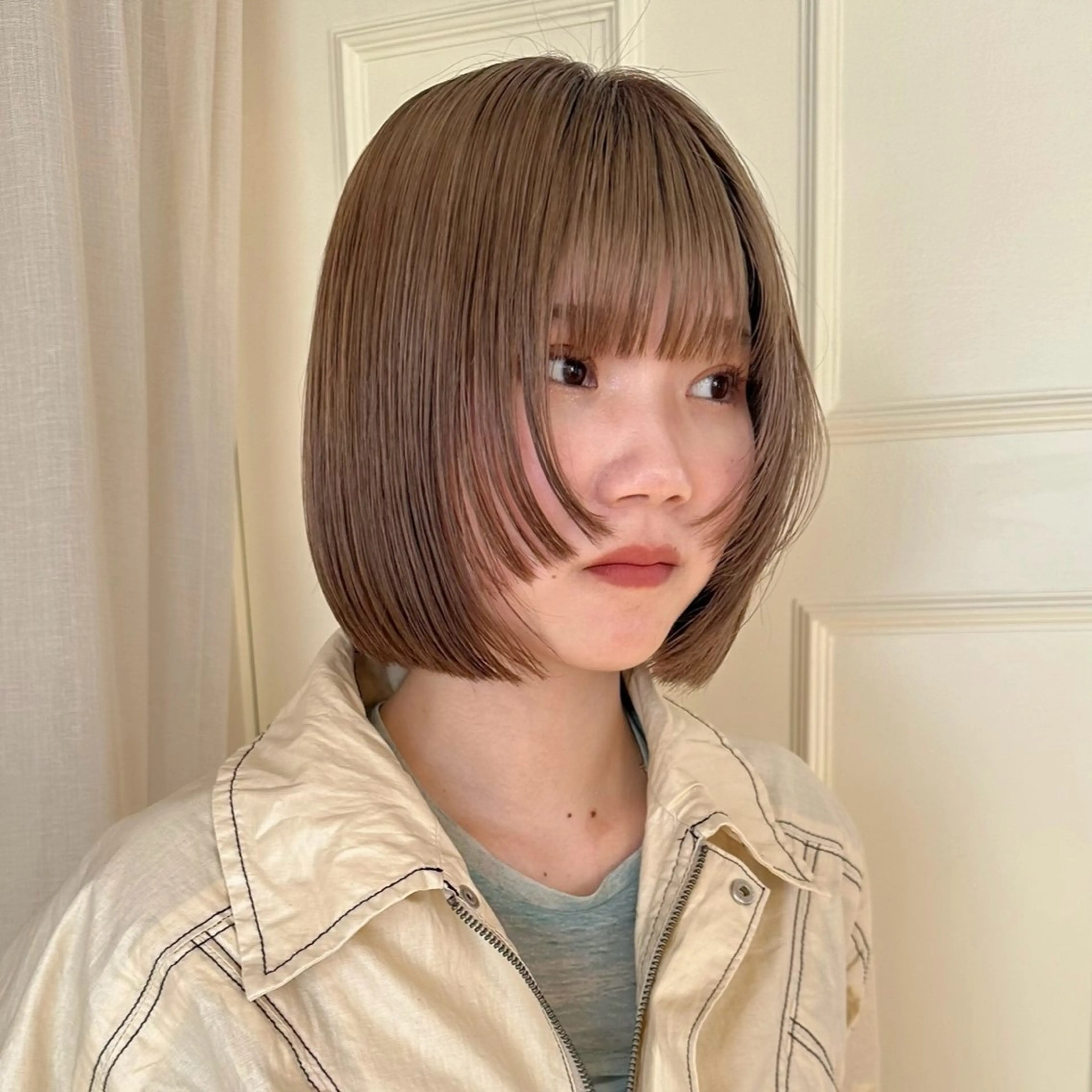 ショート カラー 切りっぱなしボブ ベージュカラー ミルクティーベージュ ボブ 顔まわりレイヤー 色素薄めカラー❤︎ chihiroのヘアスタイル