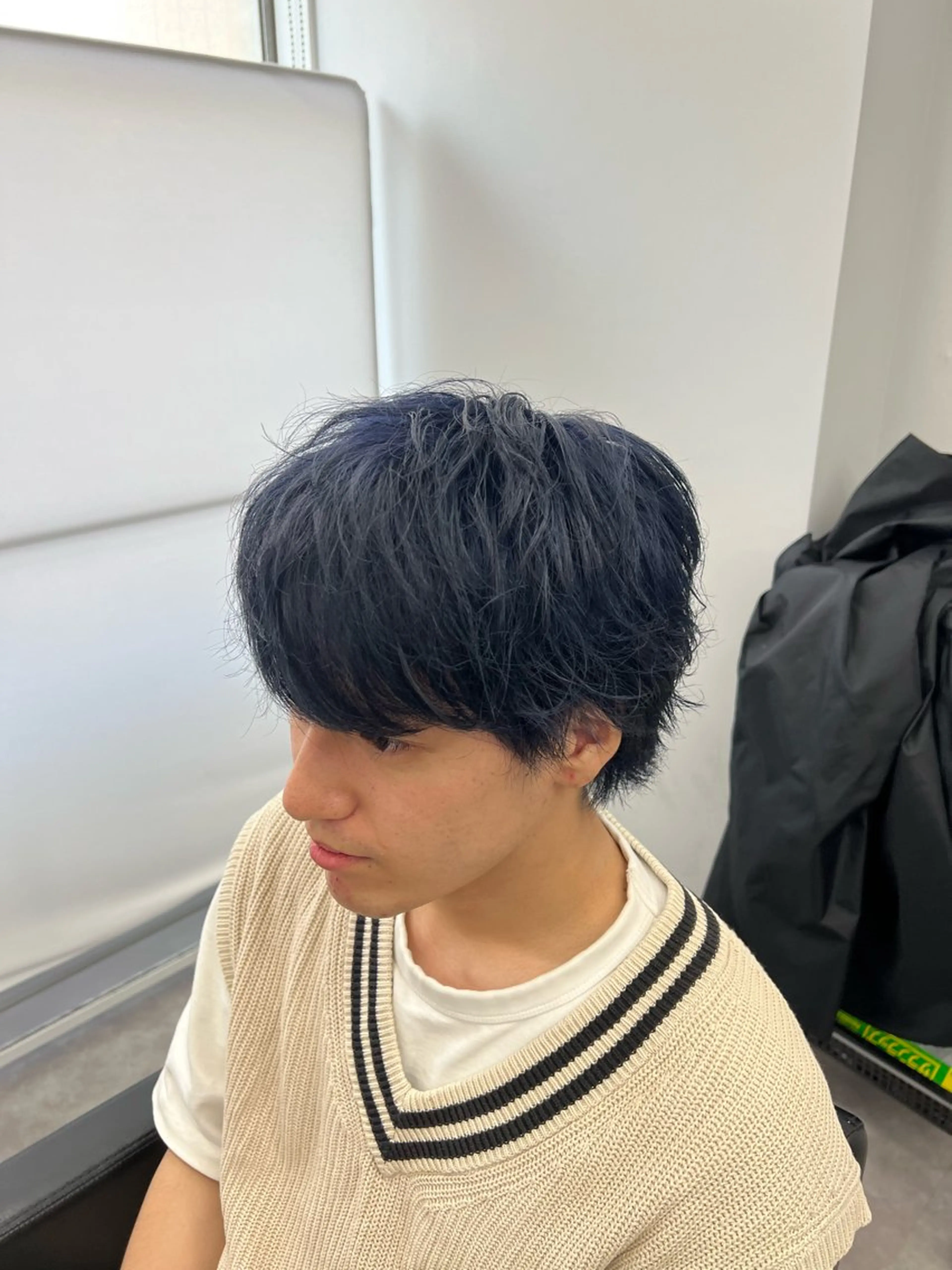 カラー ブリーチ ブルーカラー ネイビーカラー ヘアカラー 校則すり抜け❗️ 学生カットパーマ登坂のヘアスタイル