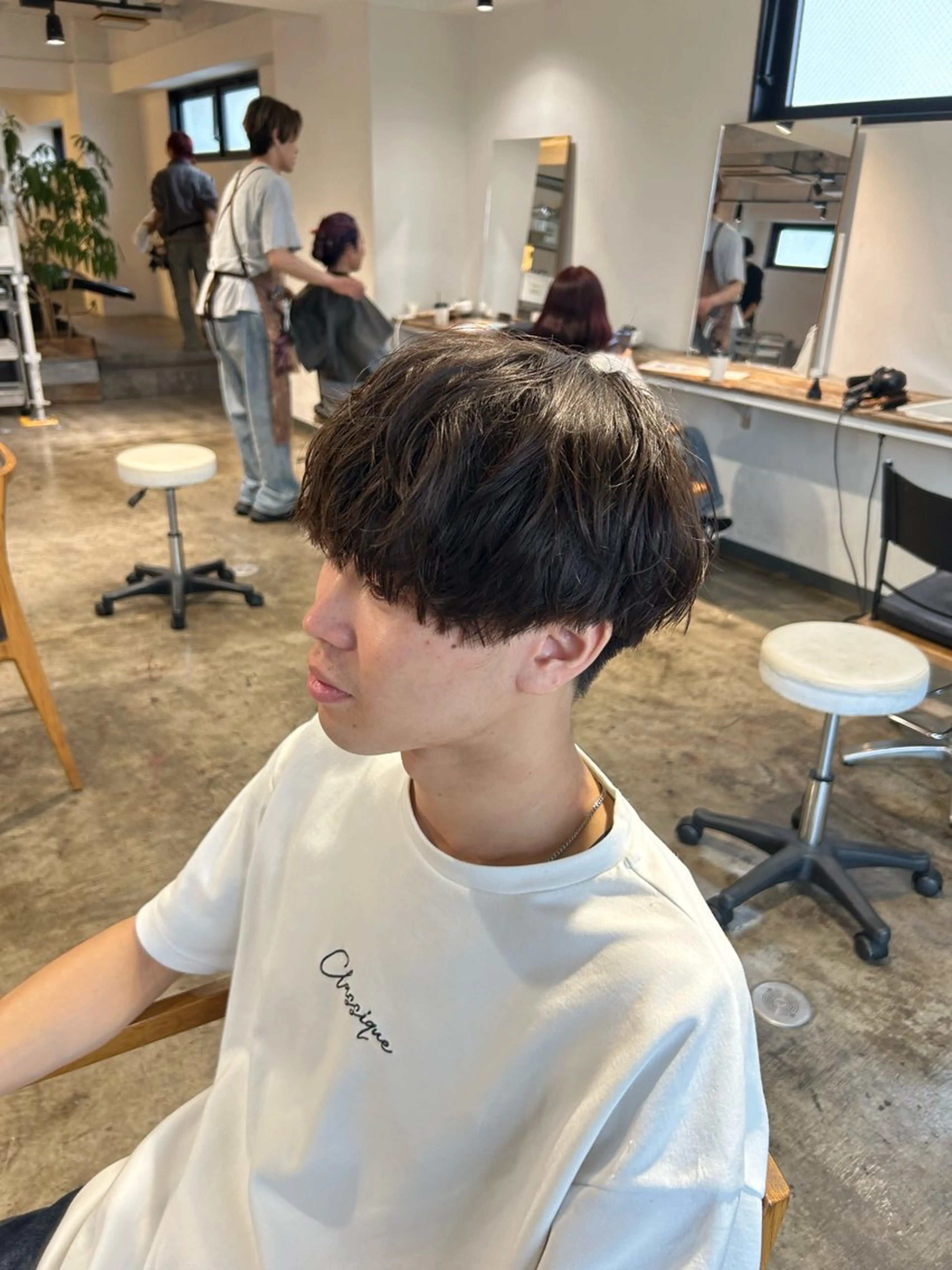 ショート パーマ メンズ センターパート ダウンパーマ カルマパーマ メンズ韓国風 マッシュウルフ カット フェザーパーマ癖毛 曲がる縮毛矯正森岡のヘアスタイル