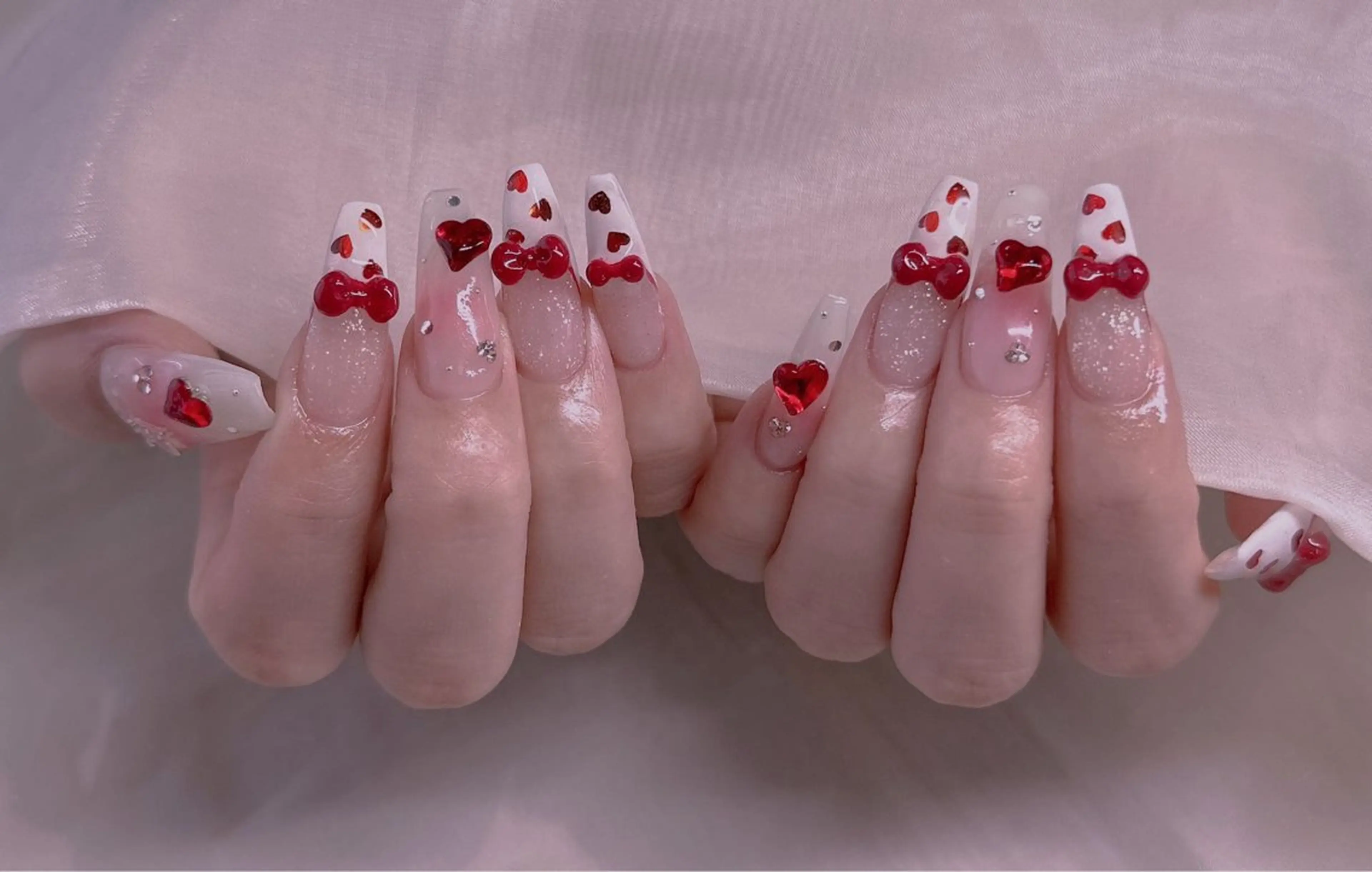 ネイル ブルー チークネイル フレンチネイル ハート ホログラムネイル ハンドネイル 美爪パラジェル導入店 Sunnilyのネイルデザイン