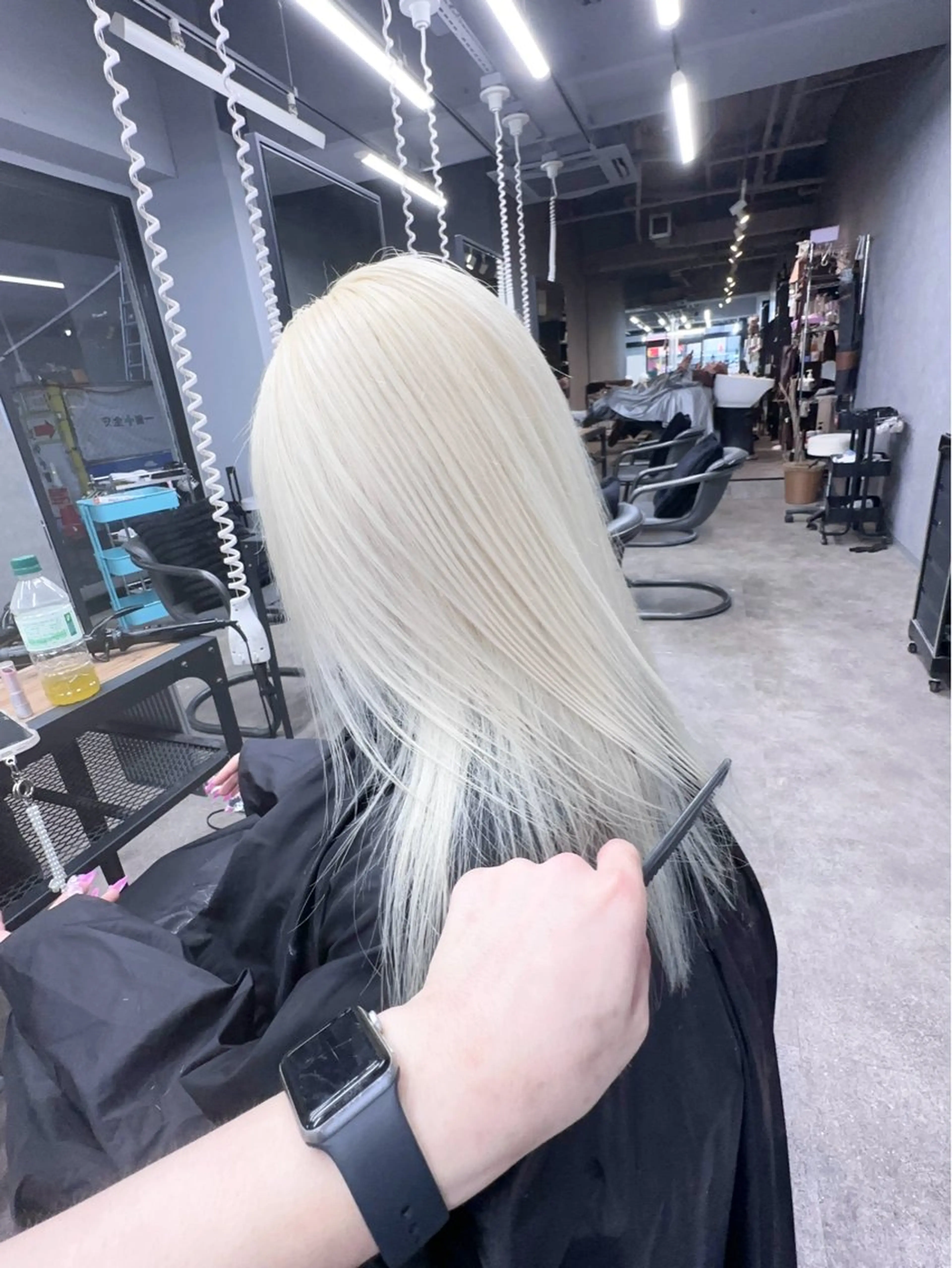 ロング ヘアカラー 前髪カット🩶レイヤ ー🩶ハイトーン🩶のヘアスタイル