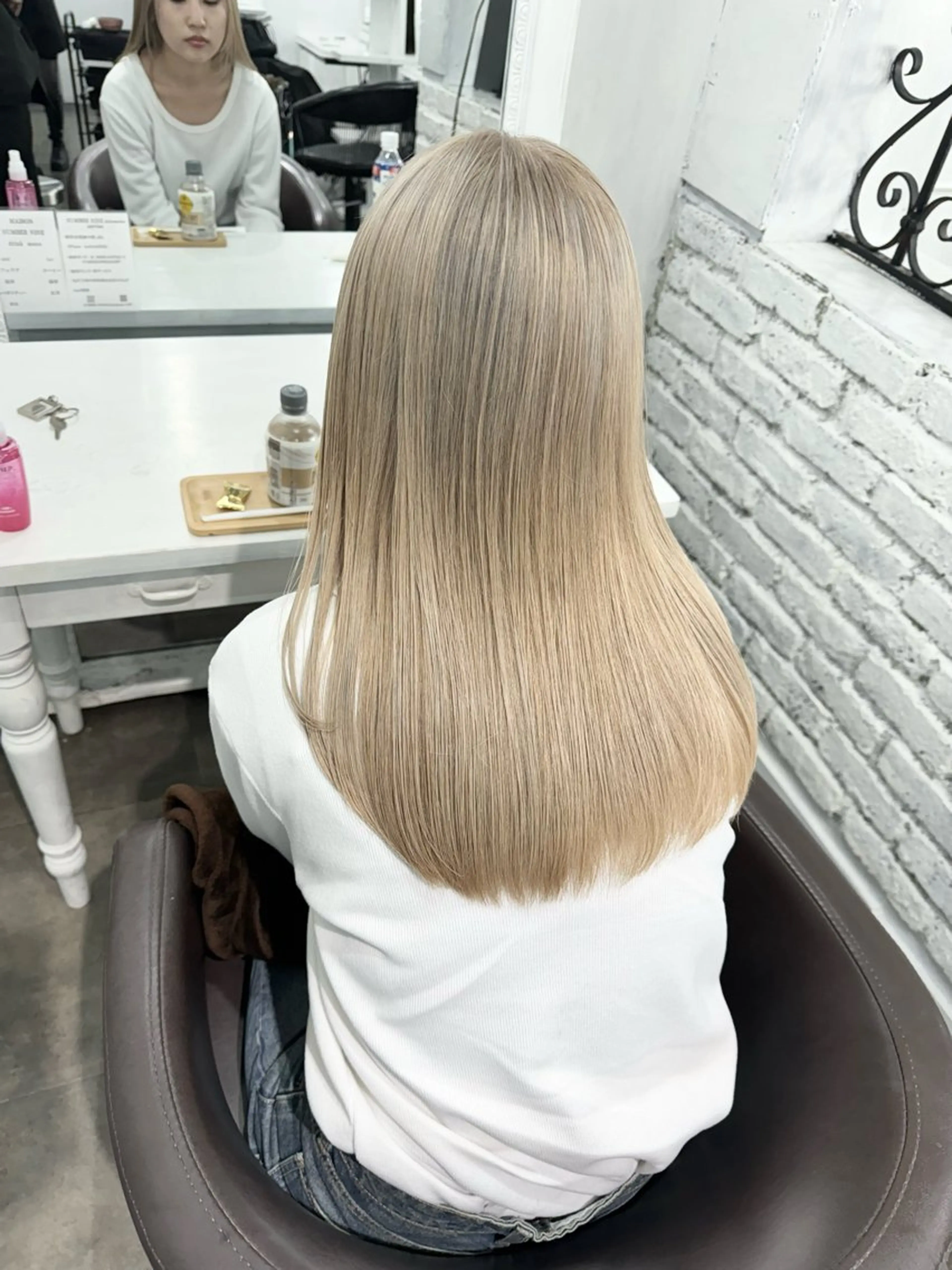 セミロング カラー バレイヤージュ ミストバング ベージュカラー ブリーチ 抜きっぱなしブロンド カット ヘアカラー トリートメント SALOWIN札幌大通り所属・札幌ハイトーン/ ブリーチカラー/ドイのヘアスタイル