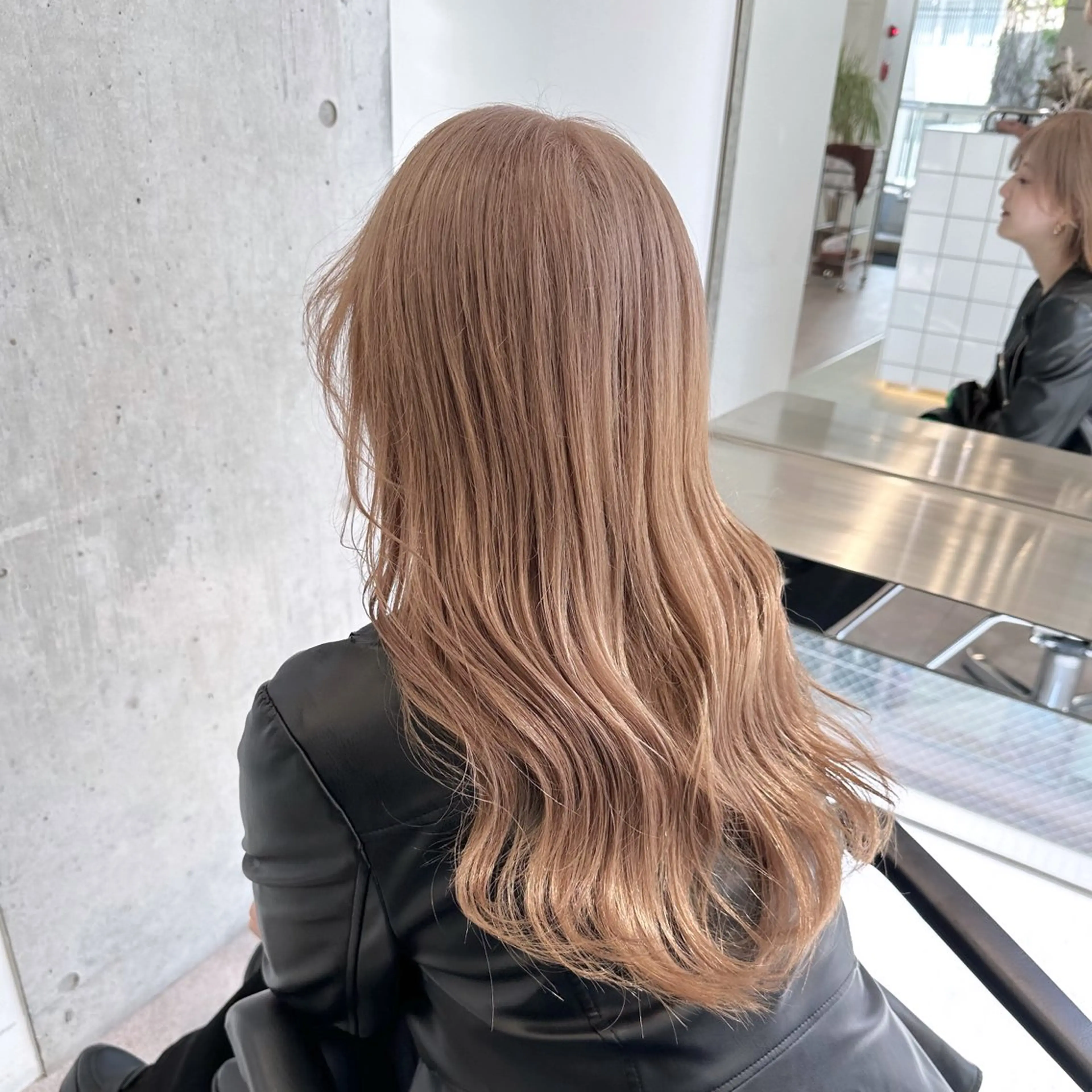 ロング カラー ベージュカラー ブリーチ ダブルカラー ハイトーンカラー ミルクティーベージュ ヘアカラー トリートメント ❣️本日ショート カット大募集❣️のヘアスタイル