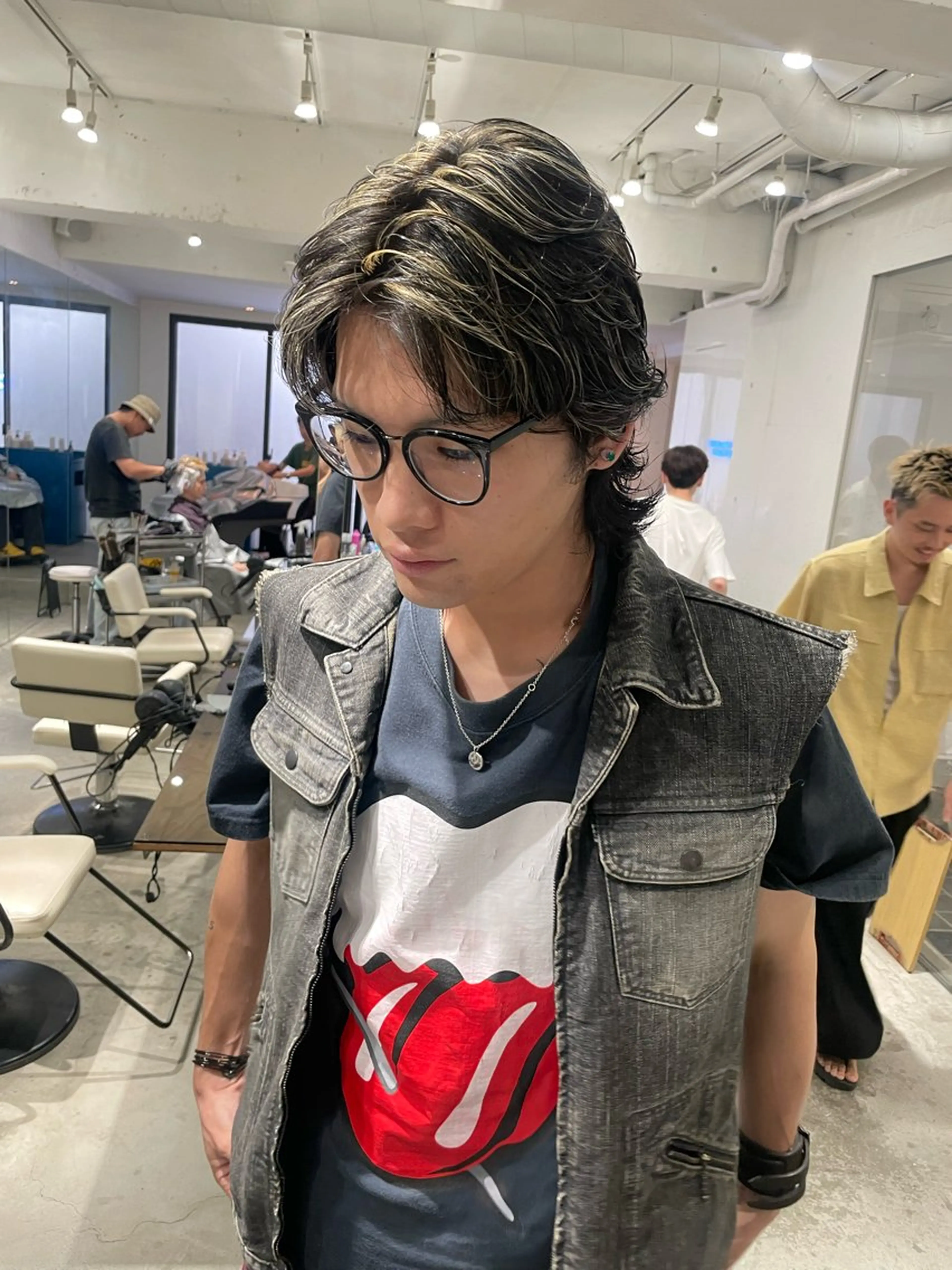 ショート カラー メンズ メンズバレイヤージュ メンズブリーチ センターパート フェードカット メンズハイライト ヘアカラー トリートメント スパイラルパーマ 🌐hina⭐️のヘアスタイル