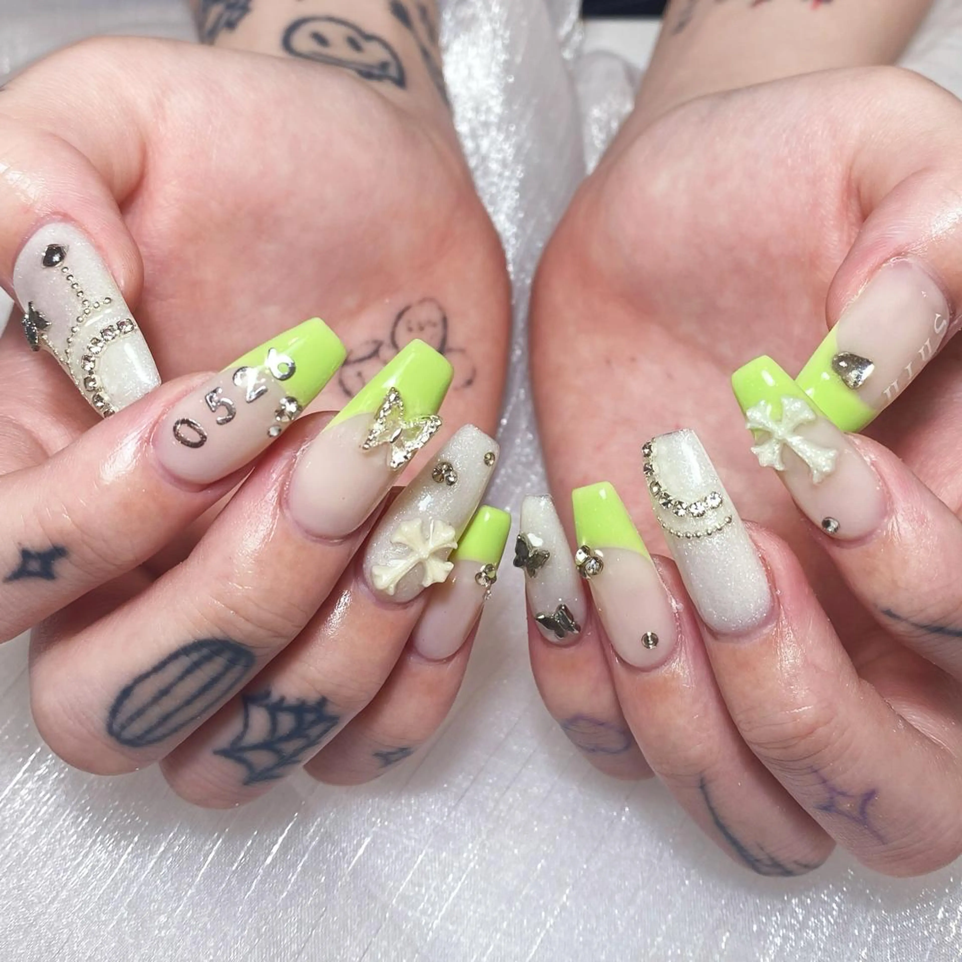 ネイル アートネイル オーロラネイル ガーリー キラキラネイル マグネットネイル ハンドネイル YOYO 💅のネイルデザイン