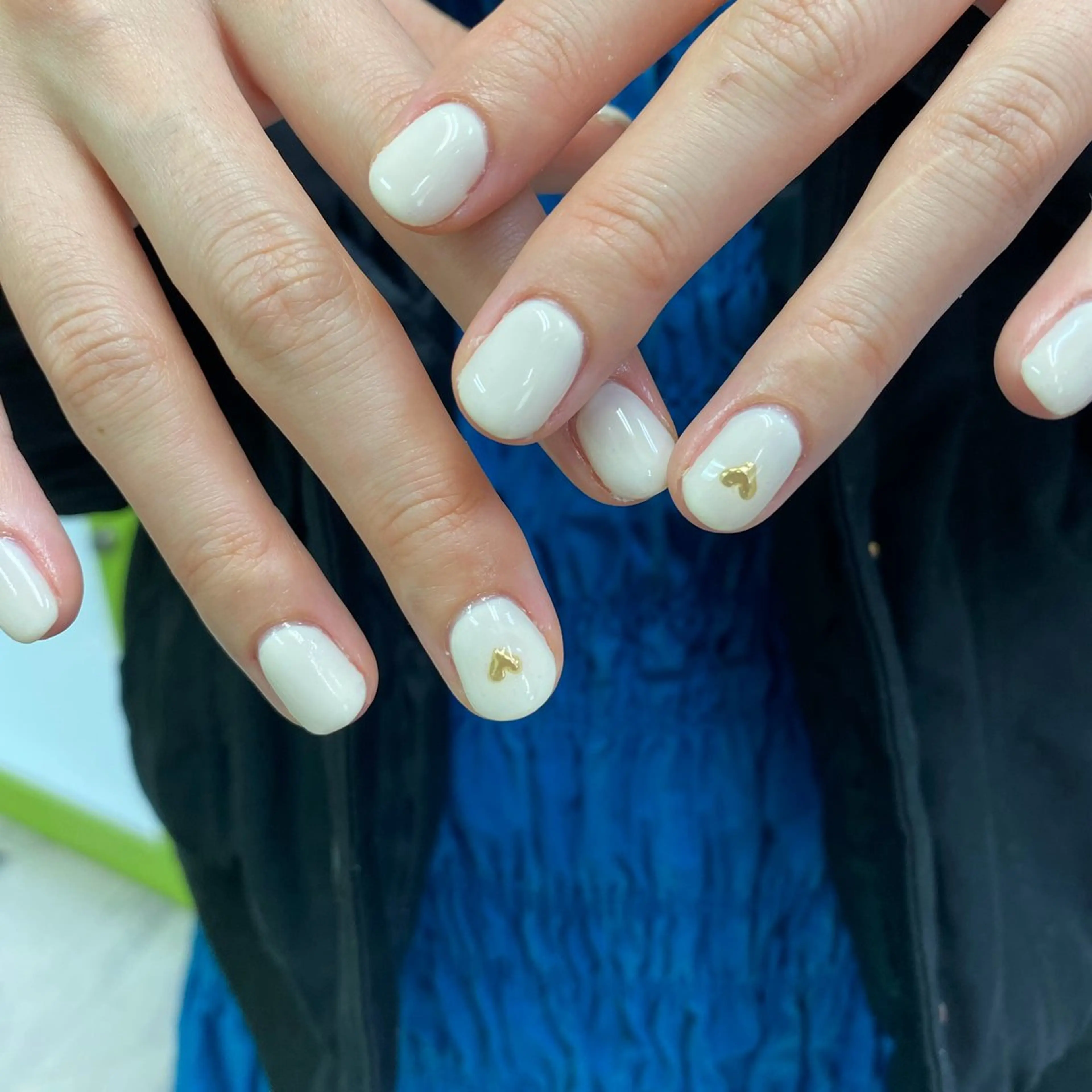 ネイル ゴールド ハート ホワイト ハンドネイル Bianca🌼 Aokiのネイルデザイン