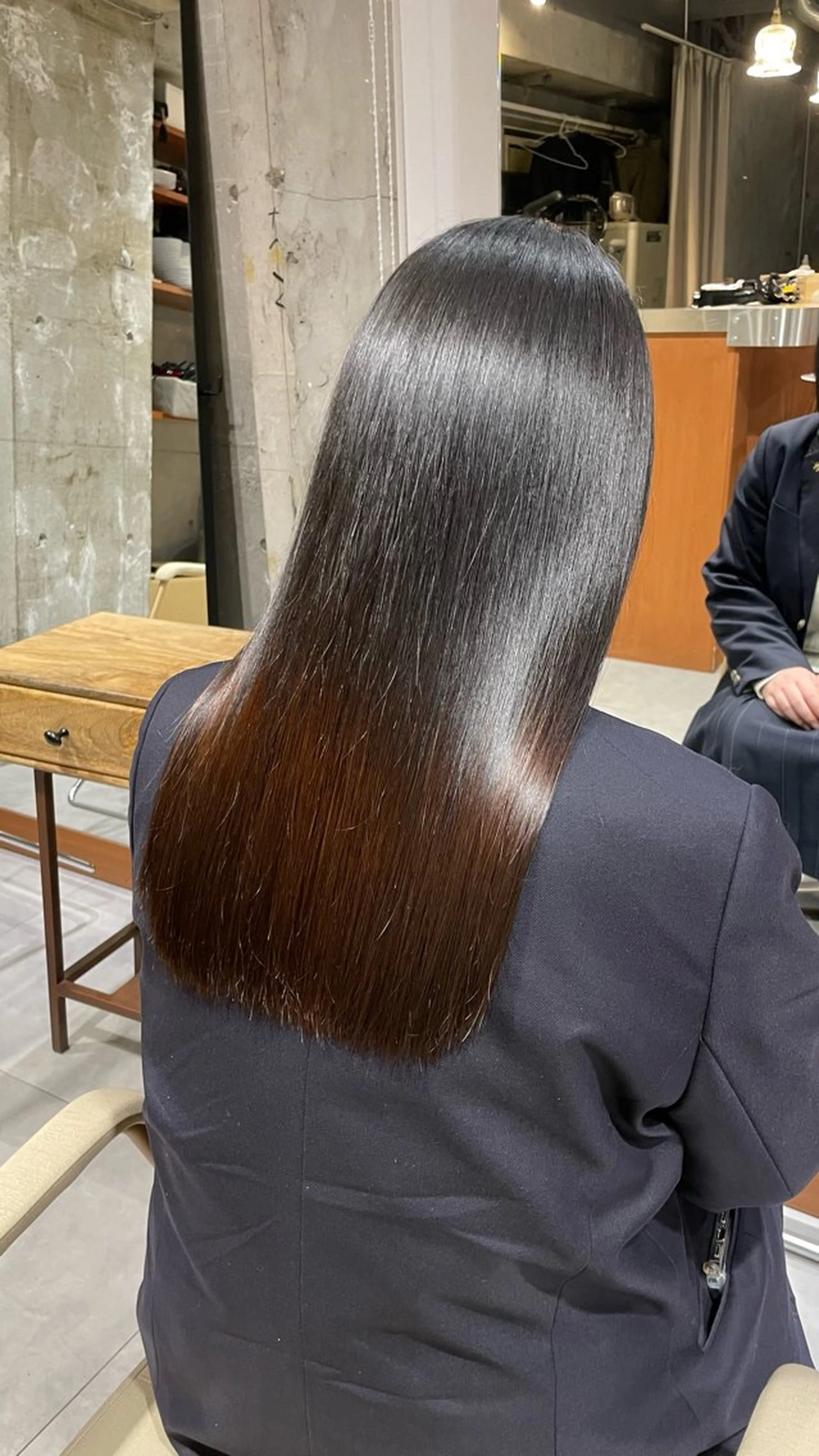 セミロング esse大阪茶屋町店所属・レイヤーカット 新井田陽寿のヘアスタイル