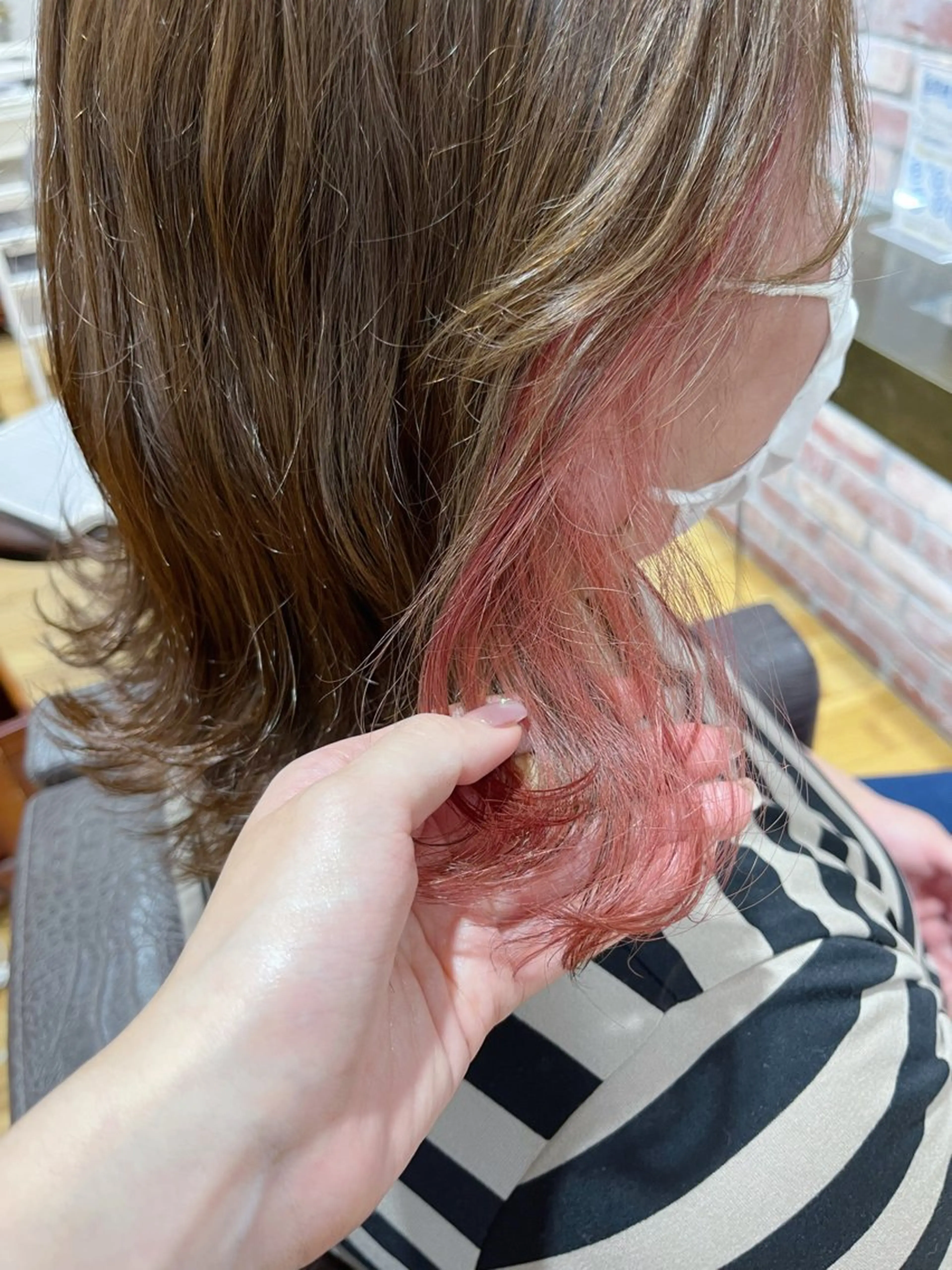 ミディアム カラー ベージュカラー インナーカラー ピンクカラー 透明感美肌カラー/ 岡田澪香のヘアスタイル