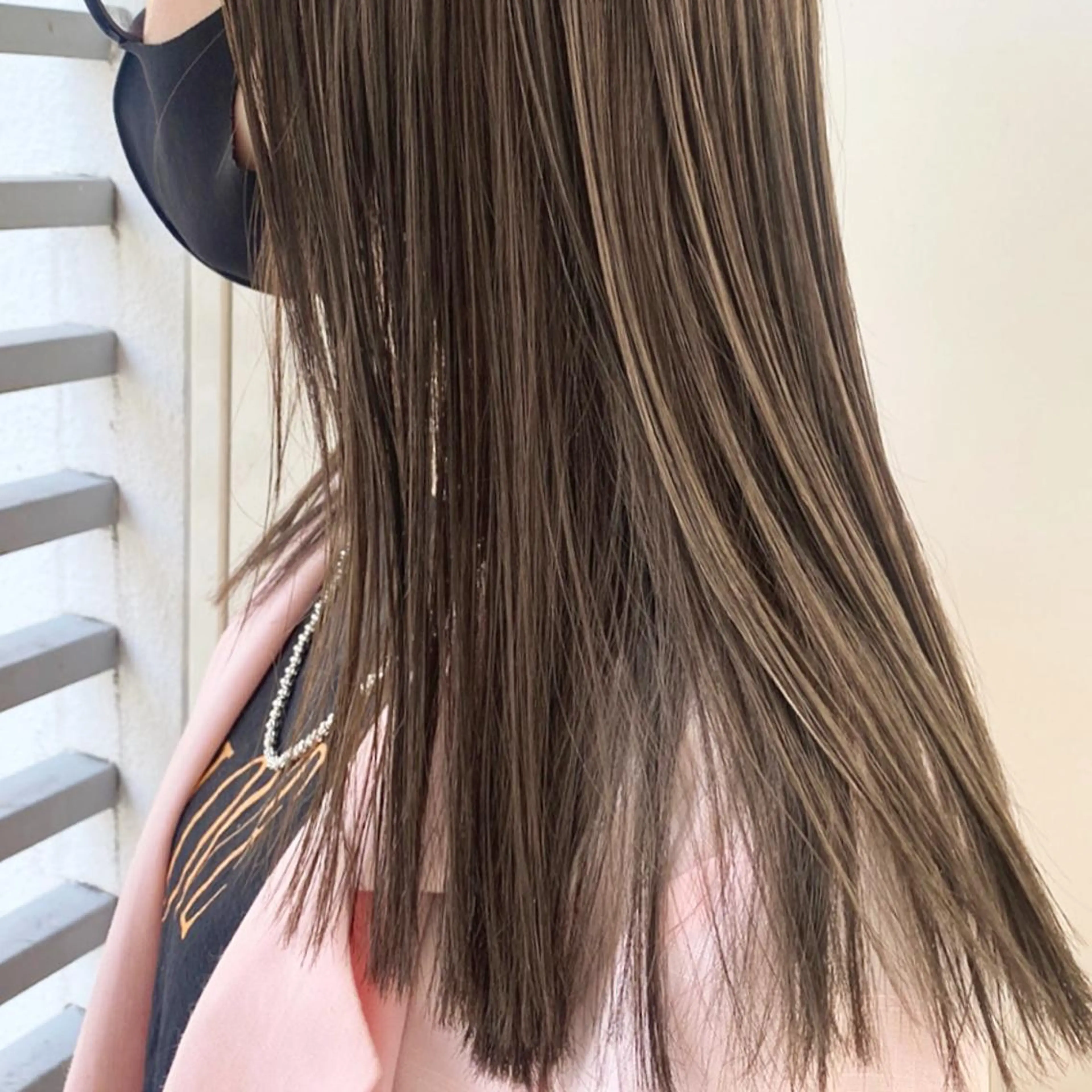 セミロング カラー ANNA /艶髪/ハイトーンのヘアスタイル