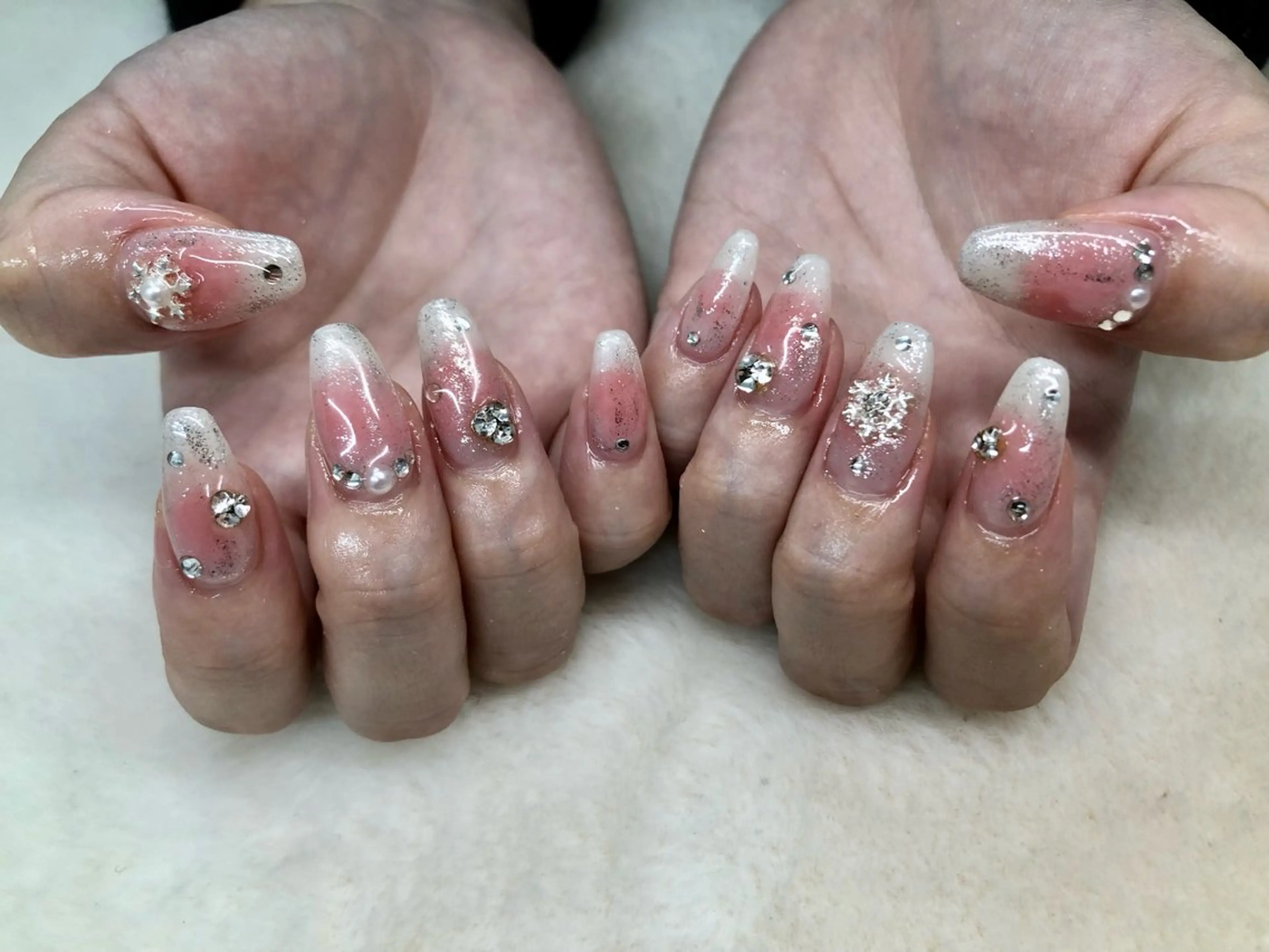 ネイル チークネイル ガーリー ストーンネイル ワンホンネイル ハンドネイル ハンドケア Epokku ネイルサロンのネイルデザイン