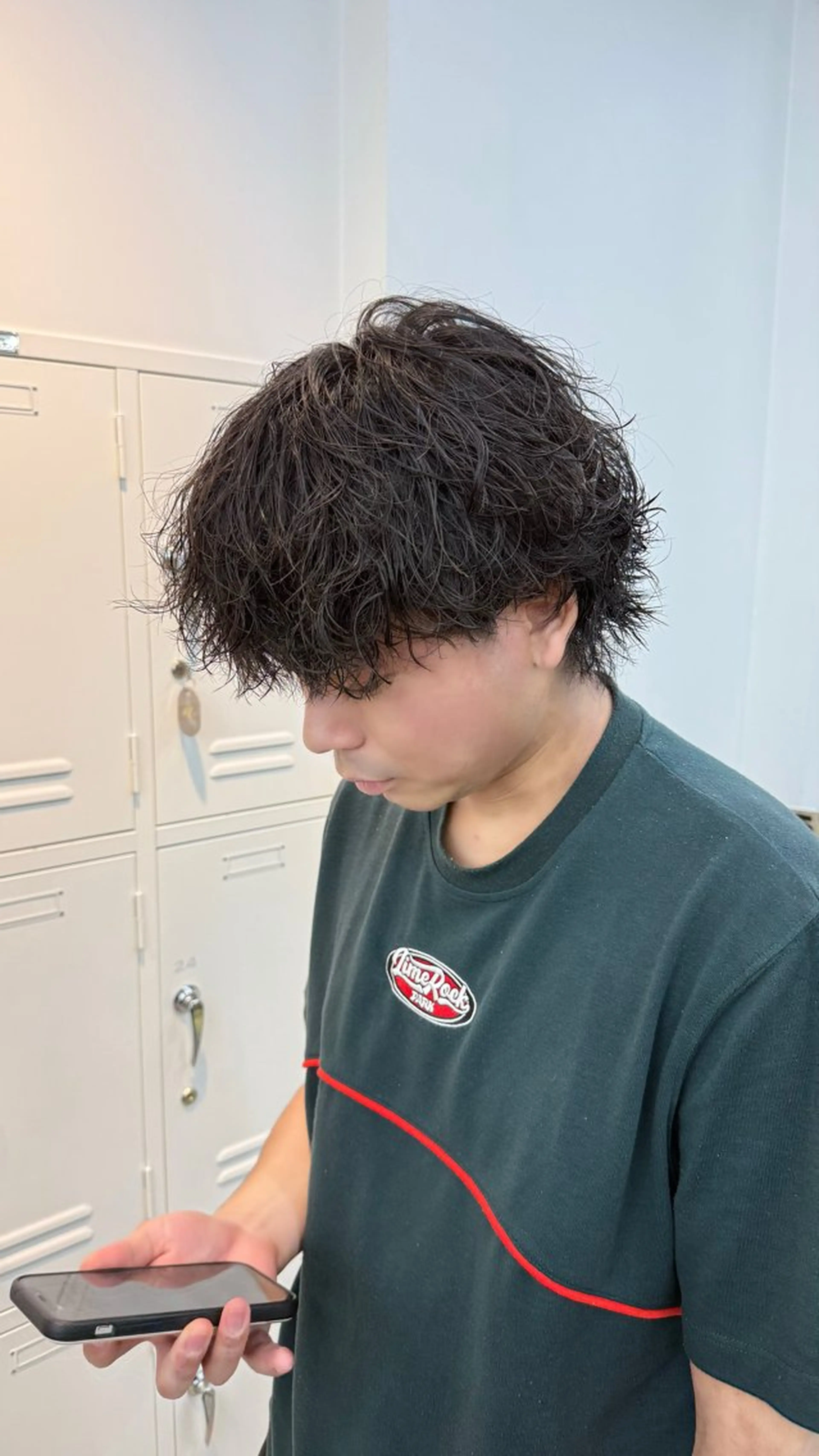 ショート カラー パーマ メンズ キッズ メンズパーマ シャドーパーマ 岩本晴佳/波巻きパー マ/フェザーパーマのヘアスタイル