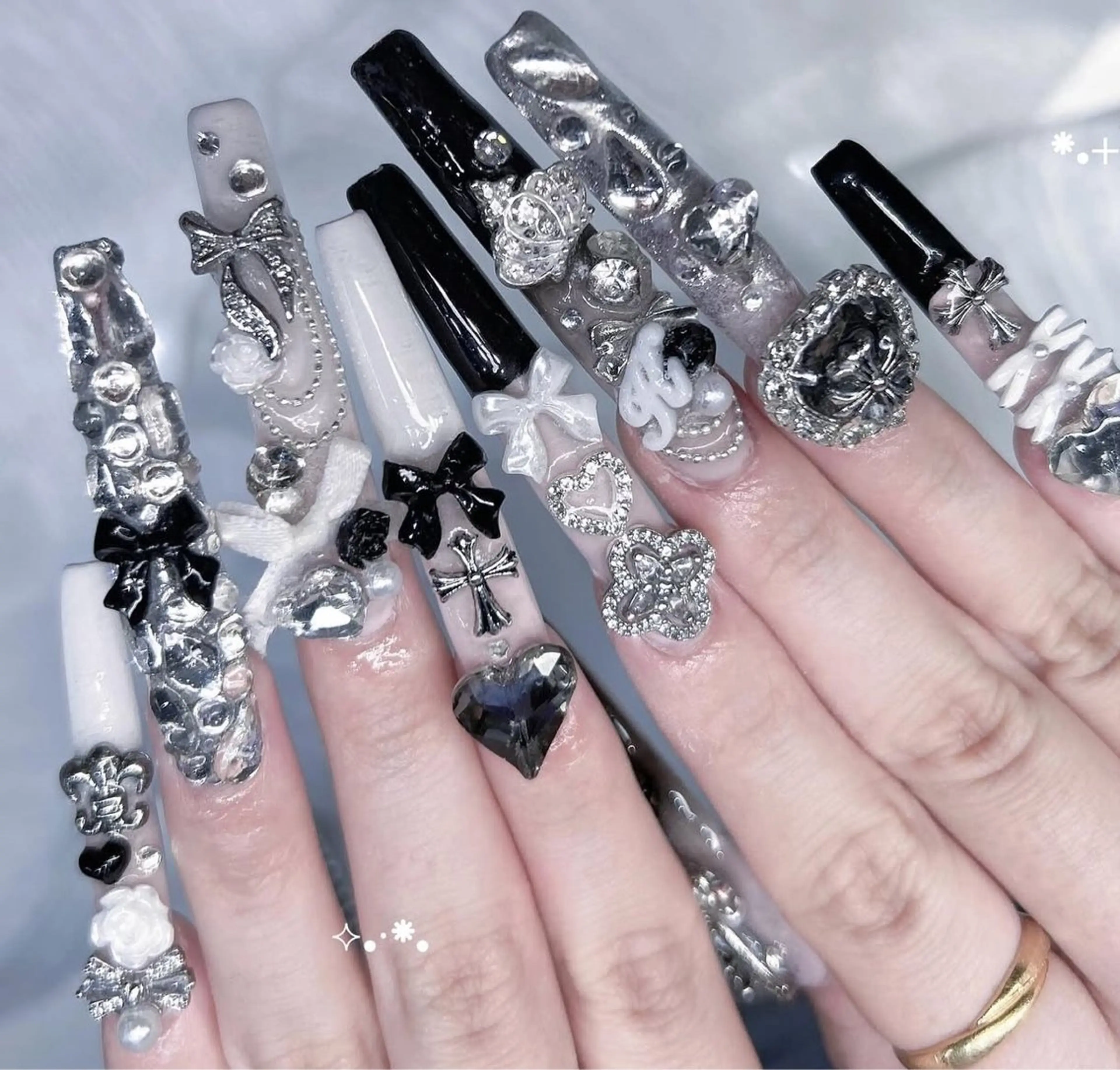 ネイル オーロラネイル フレンチネイル ジェルネイル ハロウィン キラキラネイル ハンドネイル H.baby Nail Salonのネイルデザイン