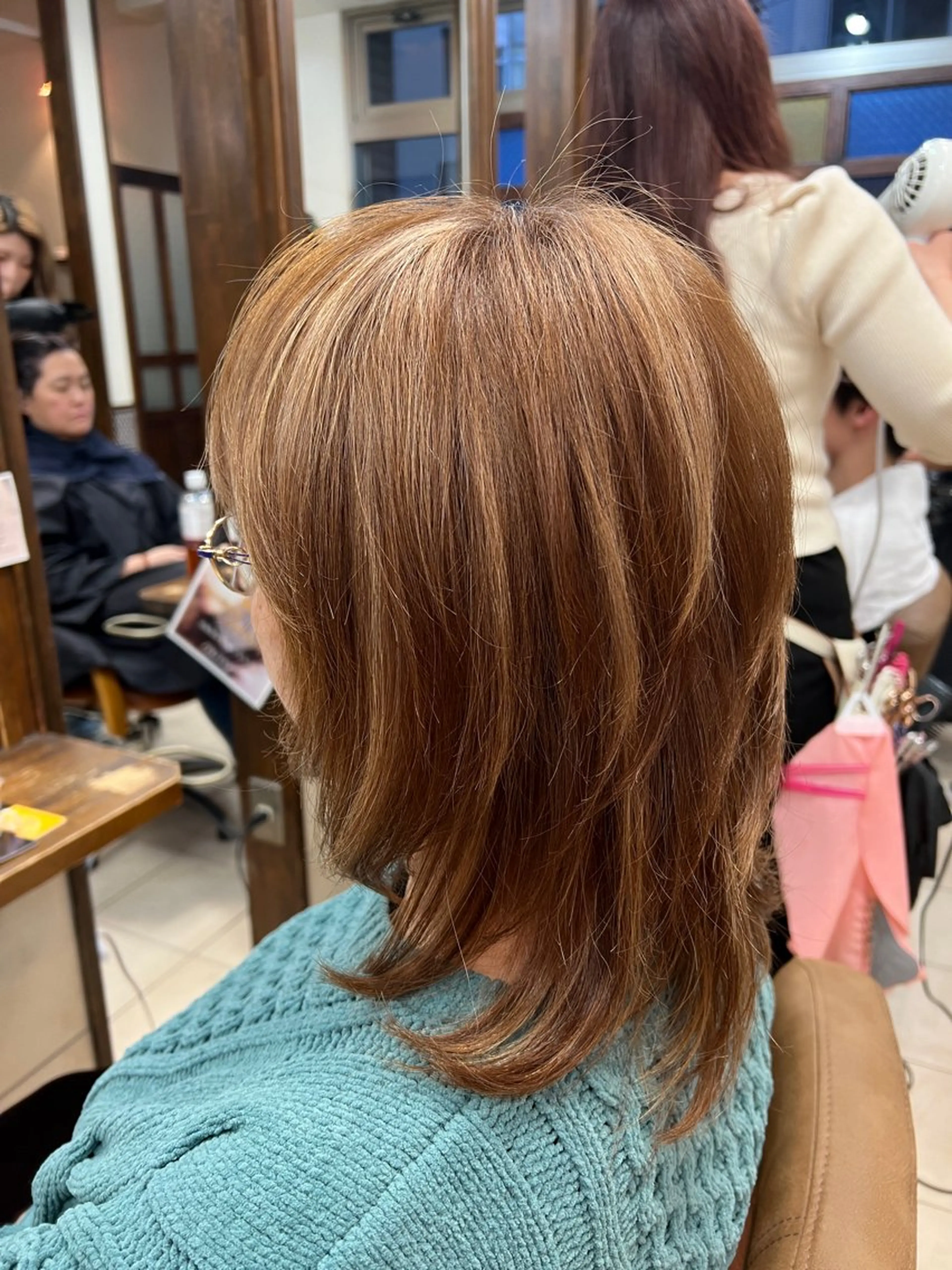 セミロング ハイライト ヘアカラー 白髪ぼかし脱白髪染め 大塚綾のヘアスタイル