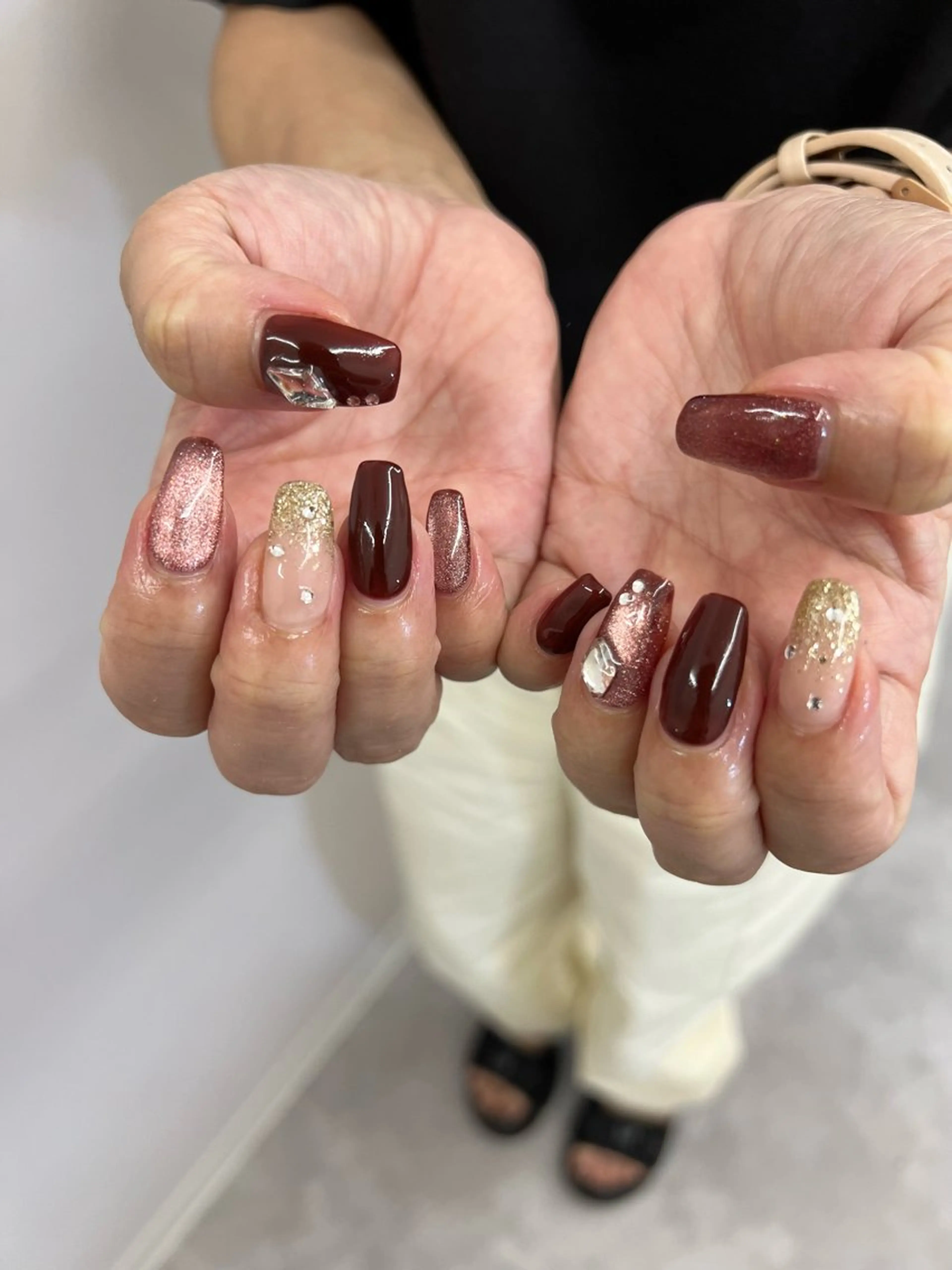 ネイル ボルドー ジェルネイル ゴールド 韓国ネイル マグネットネイル ハンドネイル ハンドケア Bana_ Nailのネイルデザイン