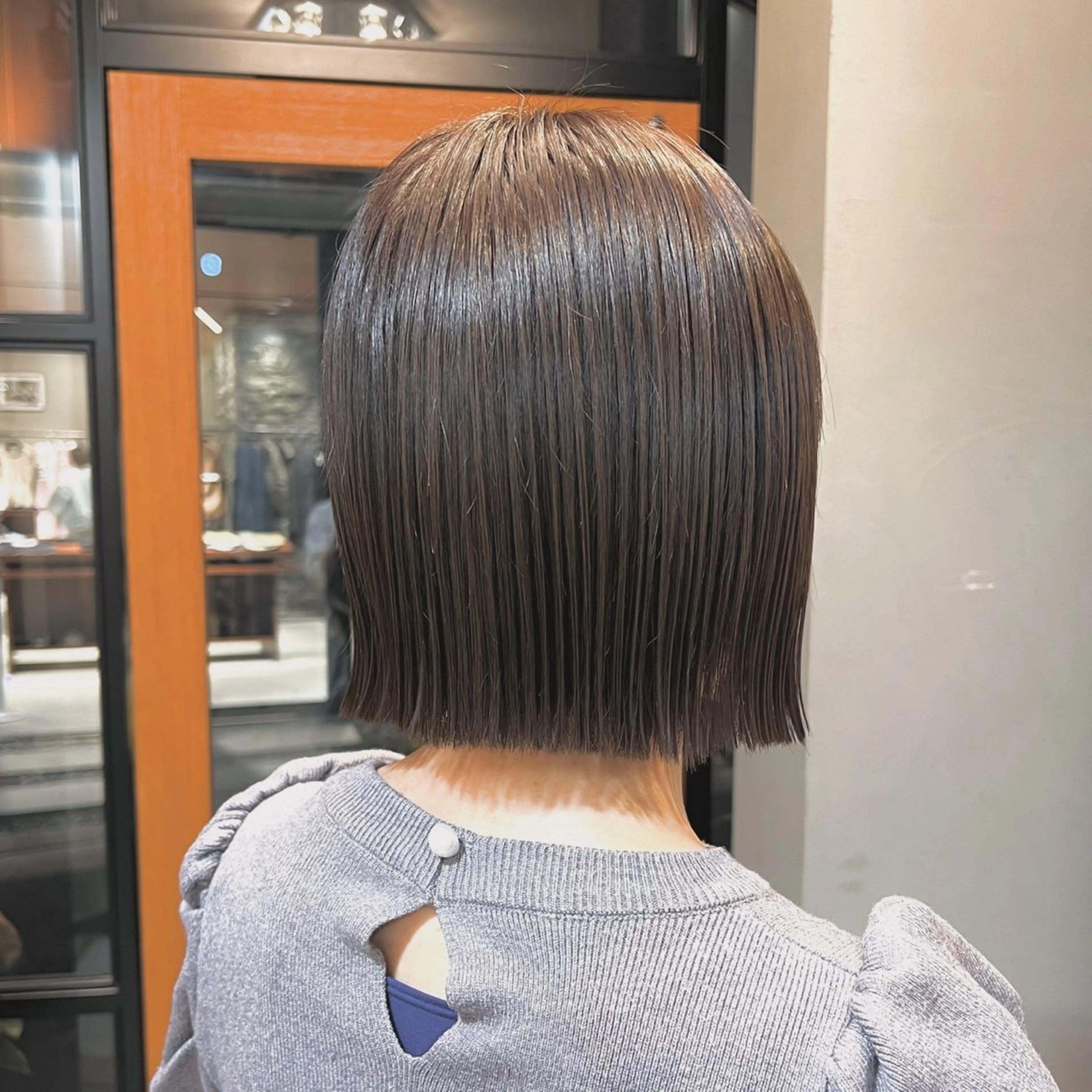 ショート カラー 切りっぱなしボブ 透明感カラー グレージュ ボブ カット ヘアカラー ioe 元町のヘアスタイル