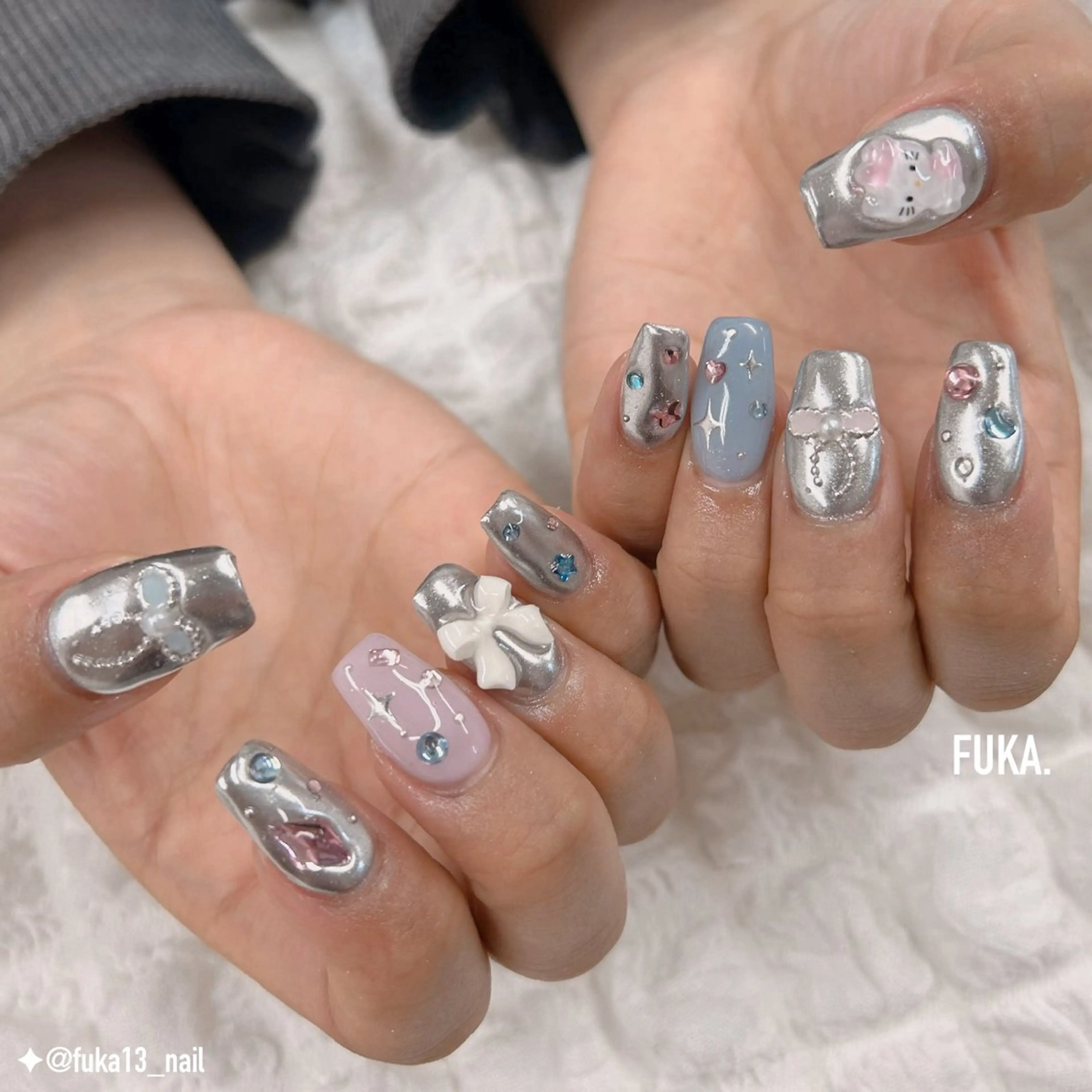 ネイル 韓国ネイル ミラーネイル リボン シルバー ハンドネイル ネイルサロンAnela【アネラ】所属・Nail♡Fuka. /12月予約受付中のネイルデザイン