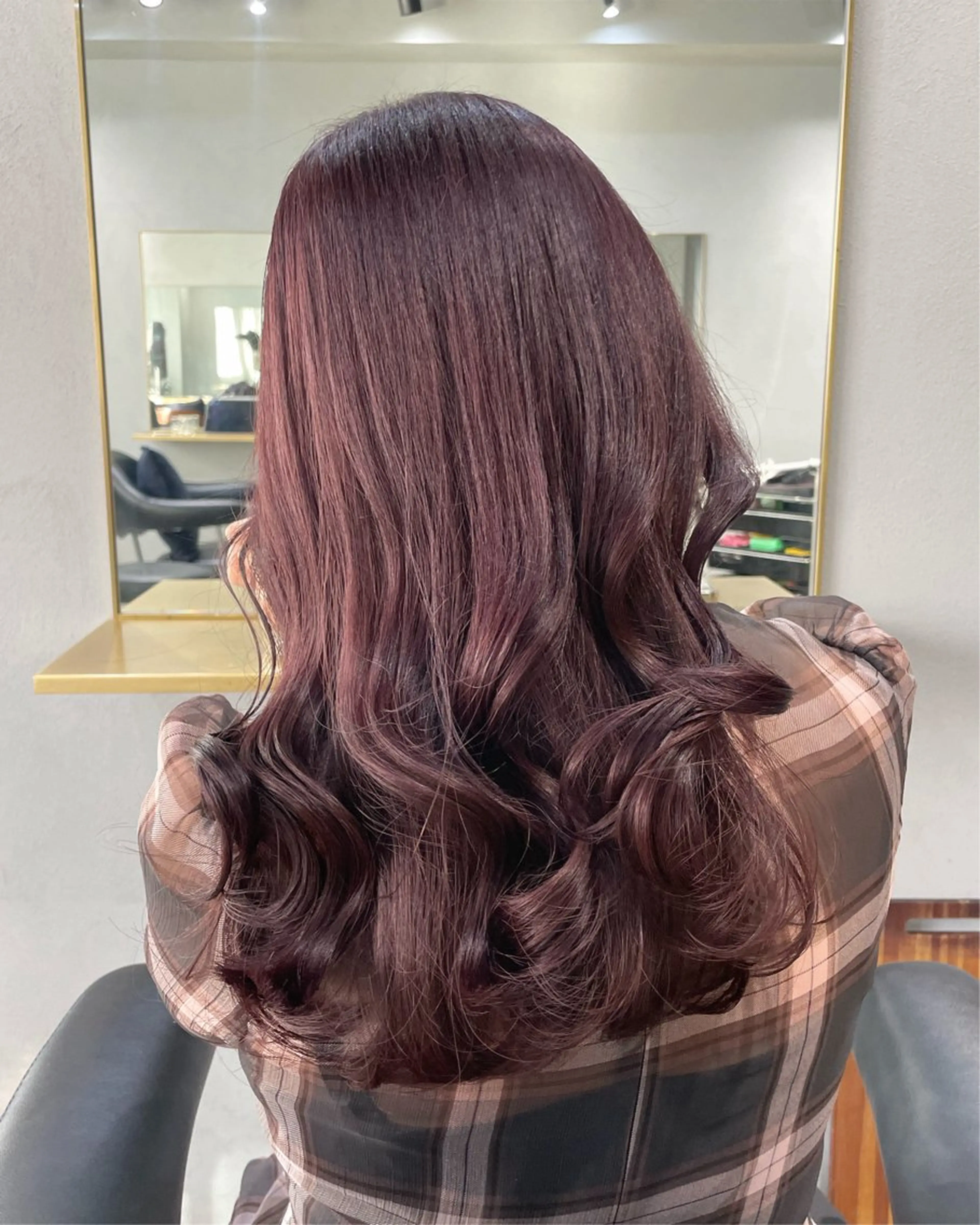 ロング カラー ブリーチ ボルドーカラー ダブルカラー ブリーチなしカラー カット ヘアカラー トリートメント 【arc】Ruri コテ巻き風パーマのヘアスタイル