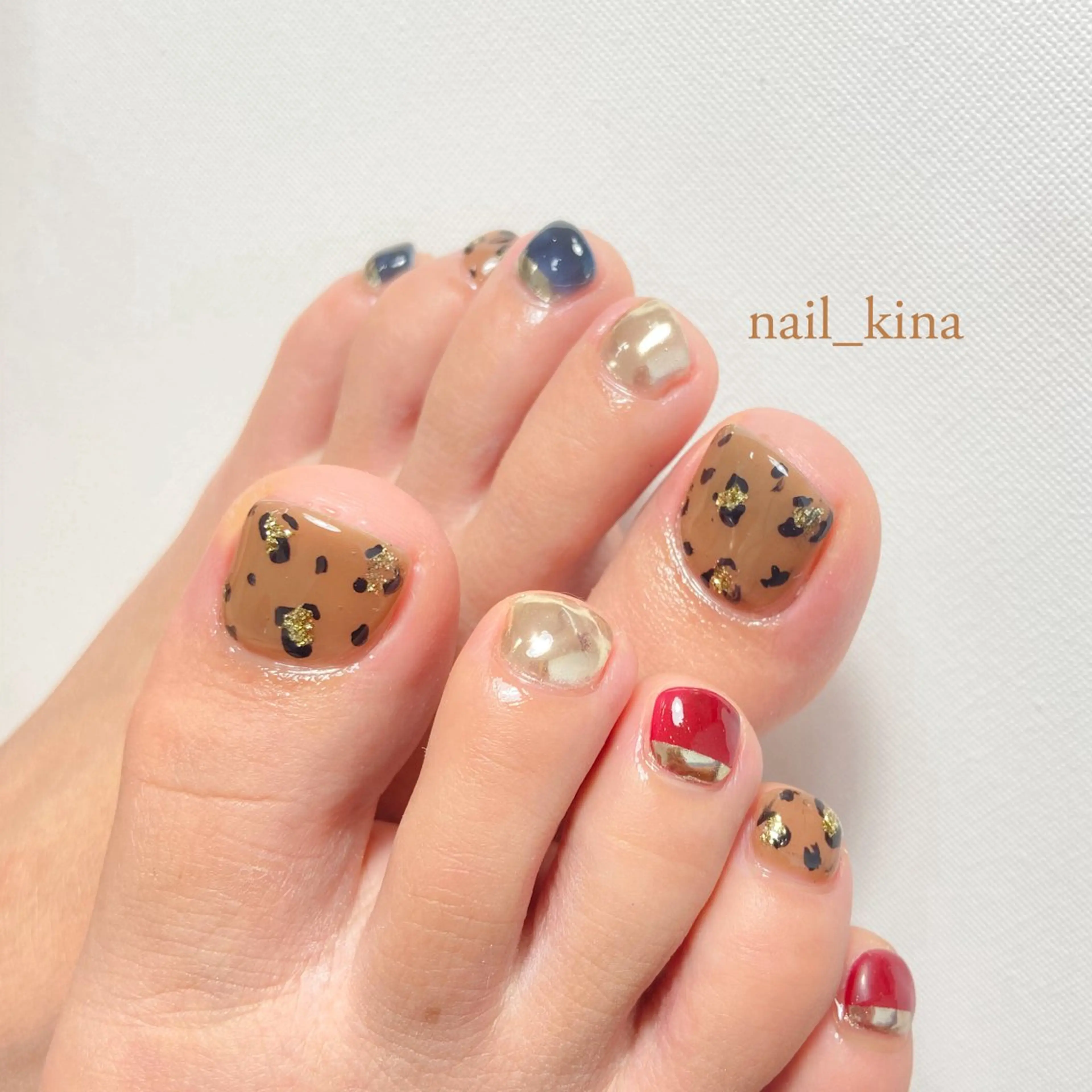 ネイル アニマル柄 フットネイル ミラーネイル 冬ネイル フットネイル nail_ kinaのネイルデザイン