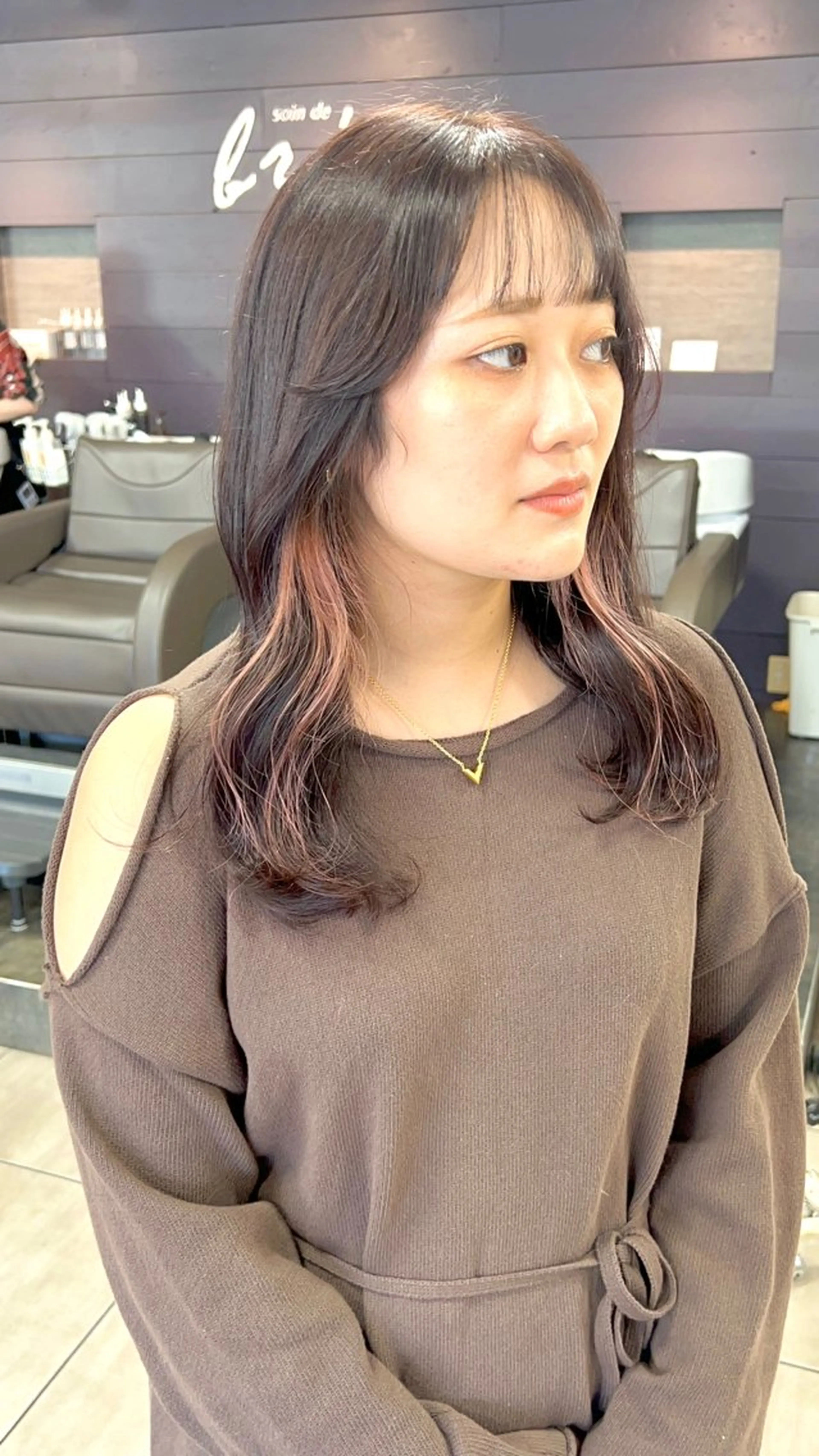 セミロング カラー ヘアアレンジ カット ヘアカラー トリートメント インナー×縮毛矯正 ピンクカラー澤井里菜のヘアスタイル