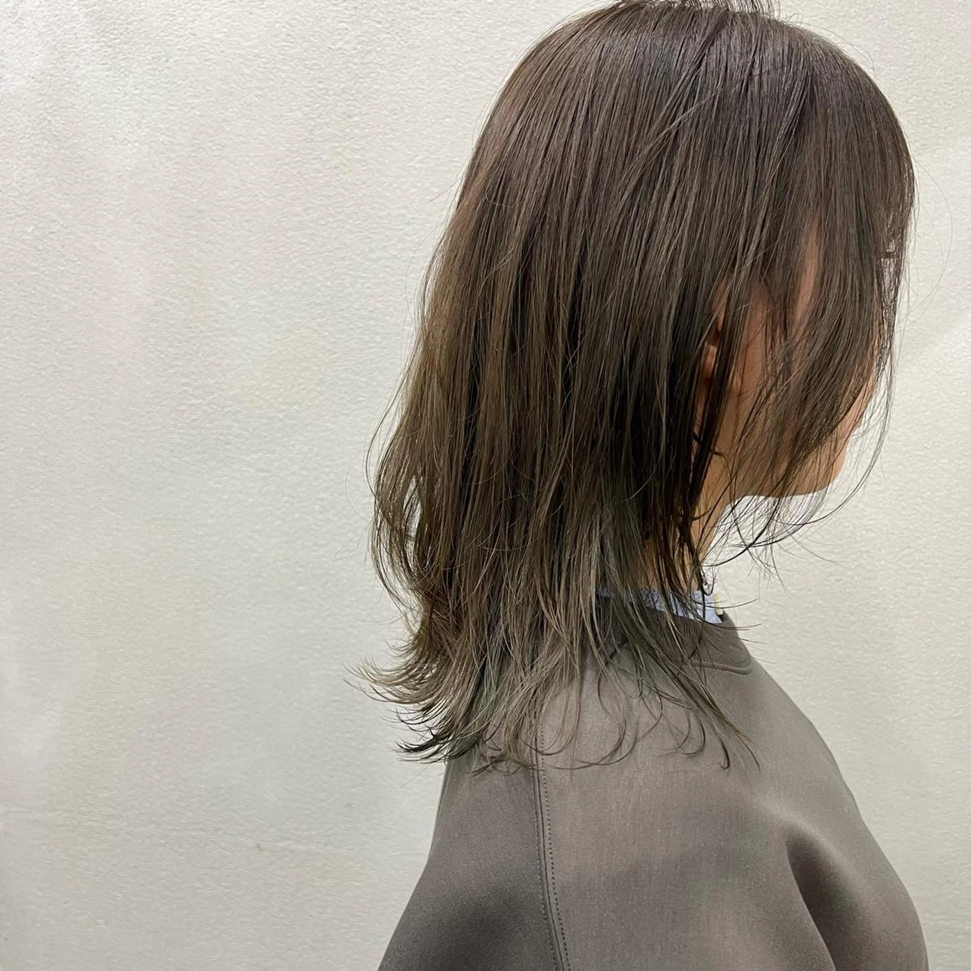 ミディアム カラー オリーブカラー レイヤーカット ウルフカット ウルフレイヤー カット ヘアカラー トリートメント お顔まわりカット🌱 emo.村松泉綺のヘアスタイル