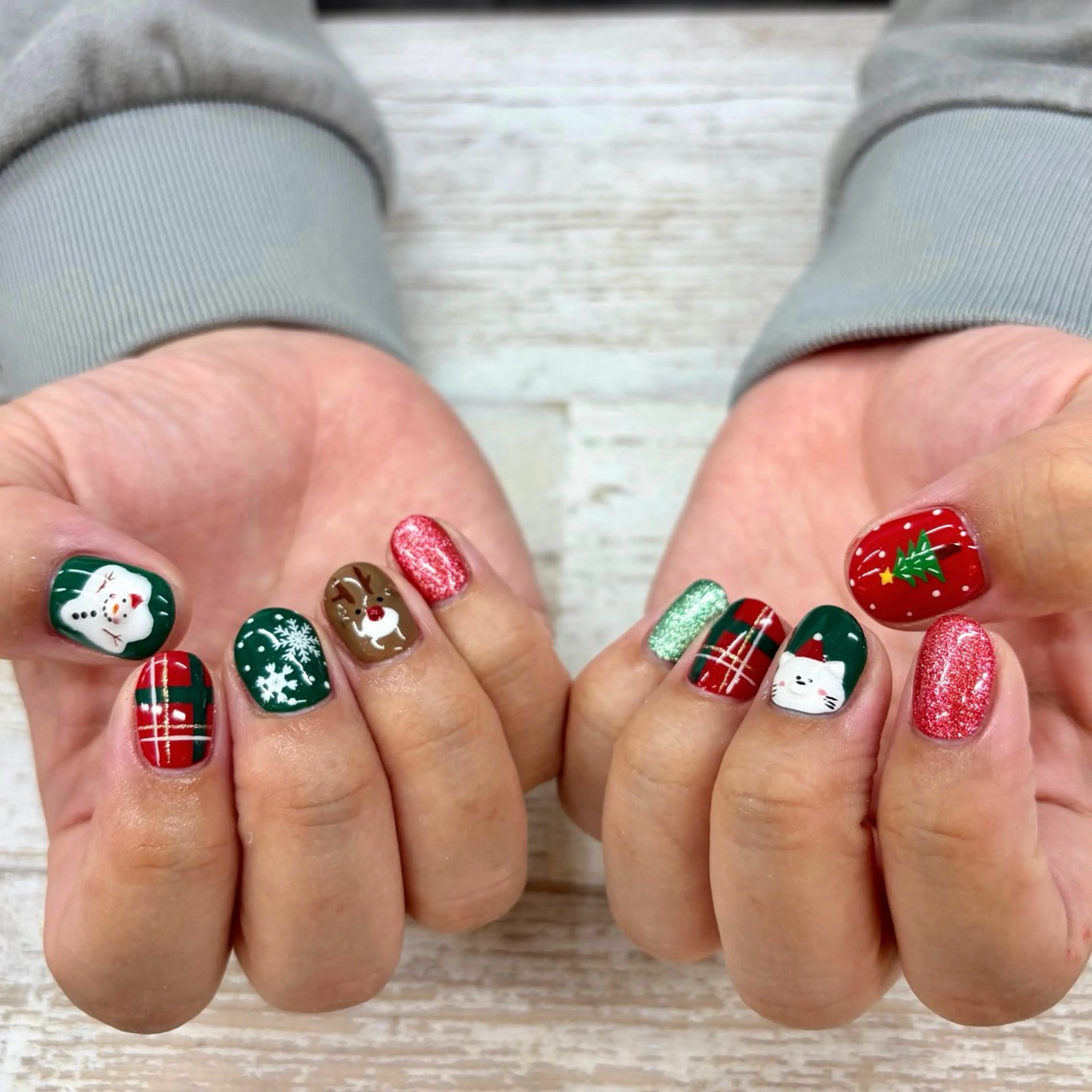 ショート クリスマス ハンドネイル GRANDEUR焼津 Nana🦖のネイルデザイン