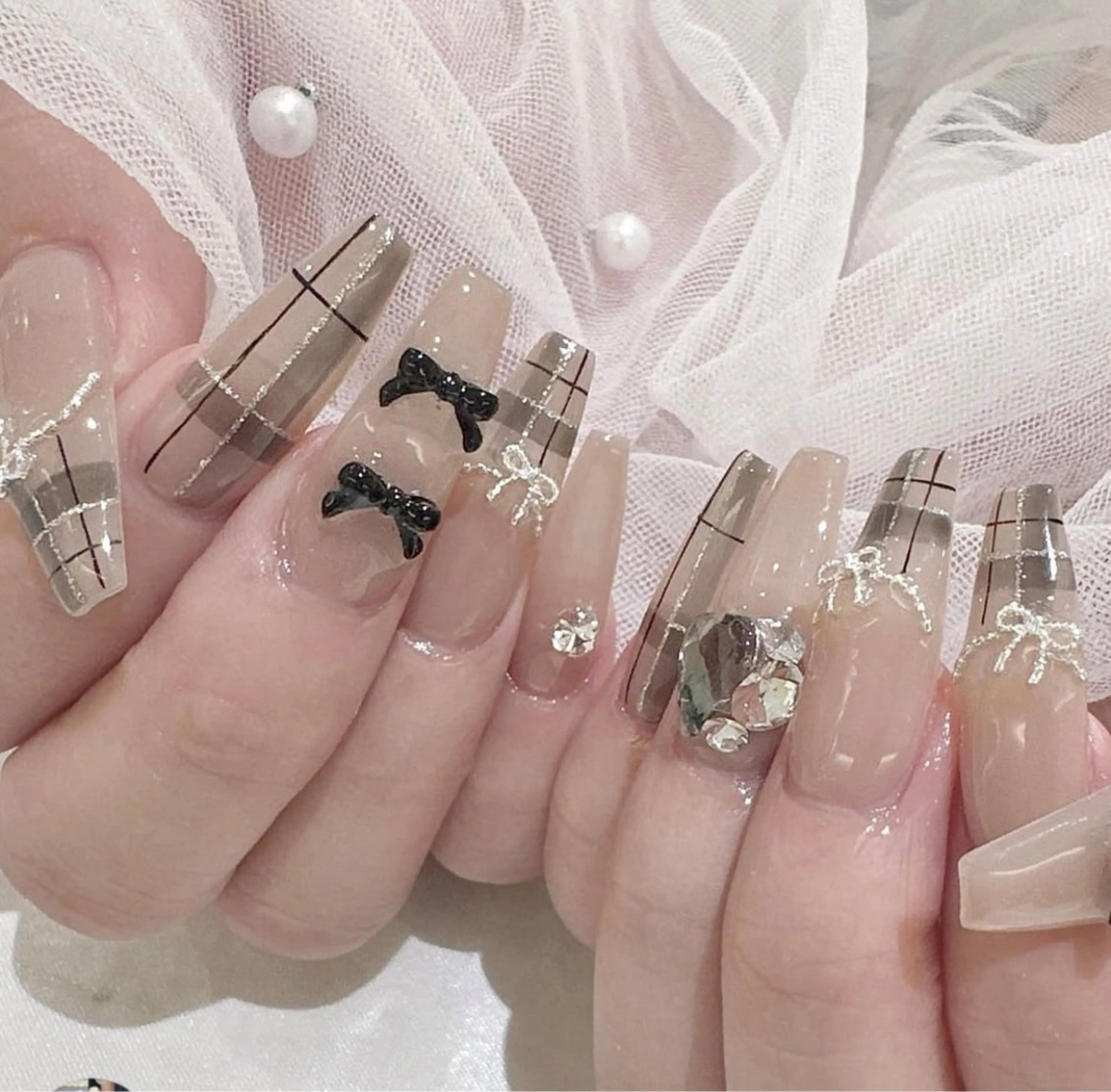 ネイル アートネイル ロングネイル リボン シルバー シンプルネイル ハンドネイル ハンドケア MIYABI NAIL SALON所属・古賀 佳織のネイルデザイン
