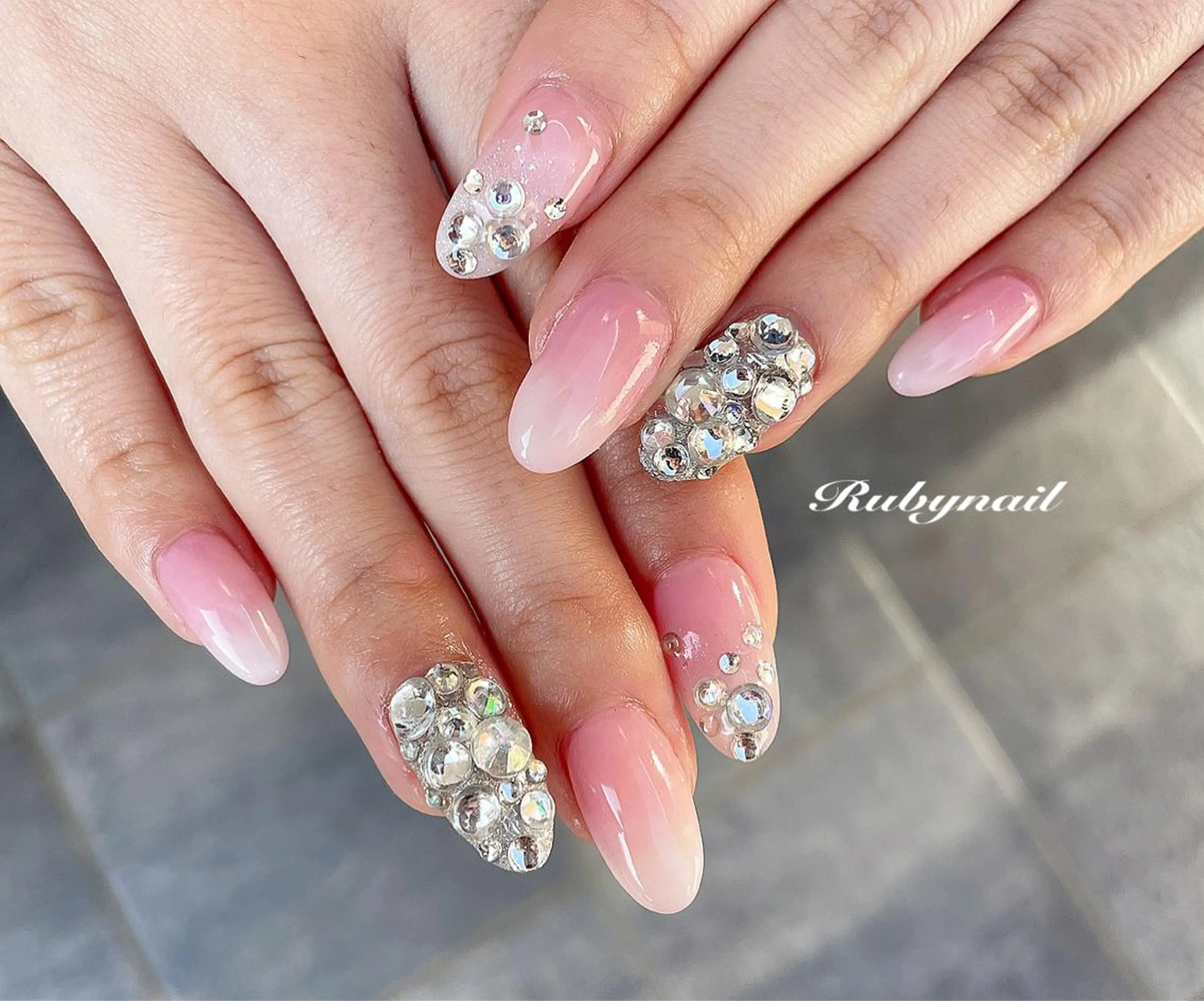ネイル グラデーション ピンク ストーンネイル Rubynail所属・プライベートサロン Rubynailのネイルデザイン