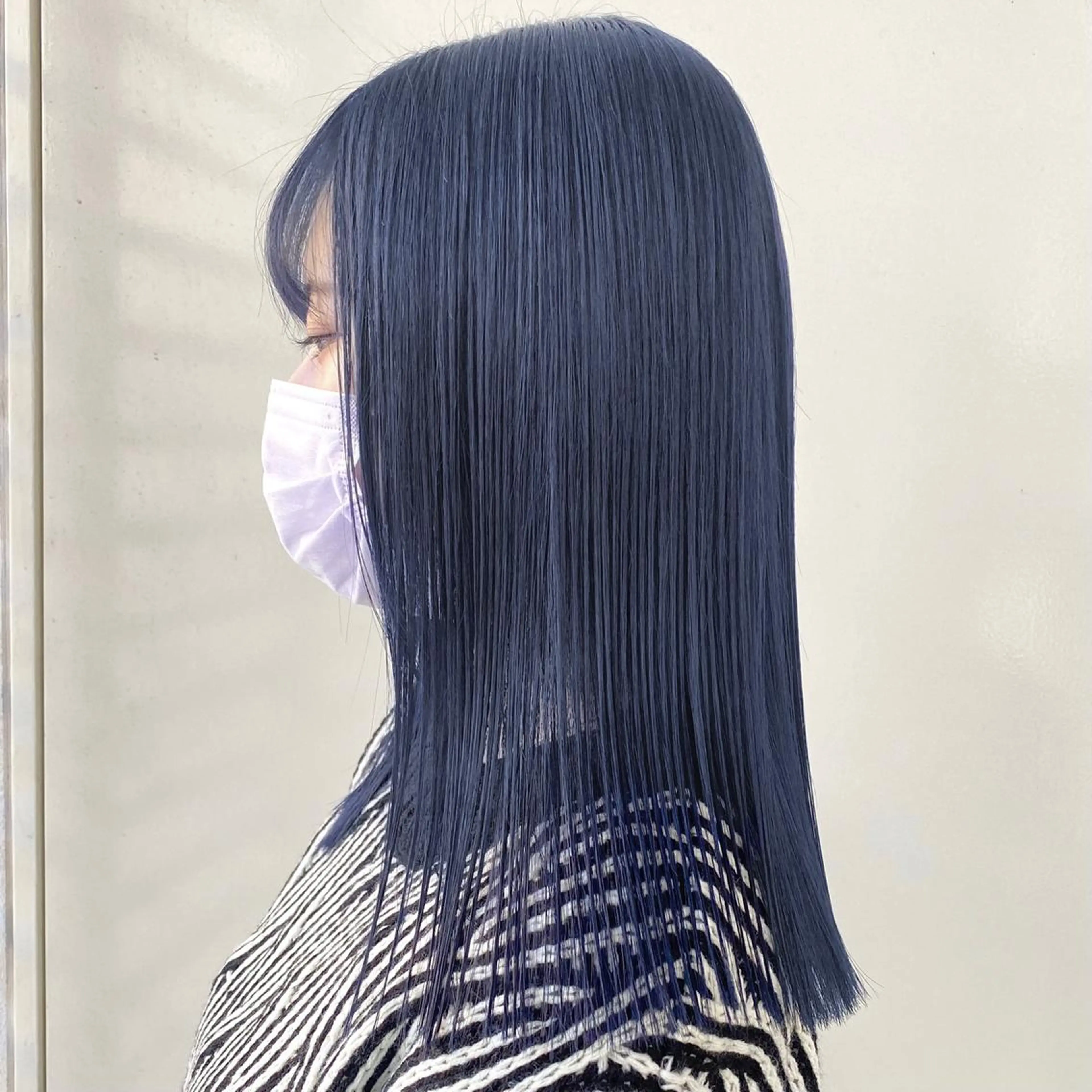 セミロング カラー 黒髪 ブルーカラー ブルーブラック ネイビーカラー ANNA /艶髪/ハイトーンのヘアスタイル