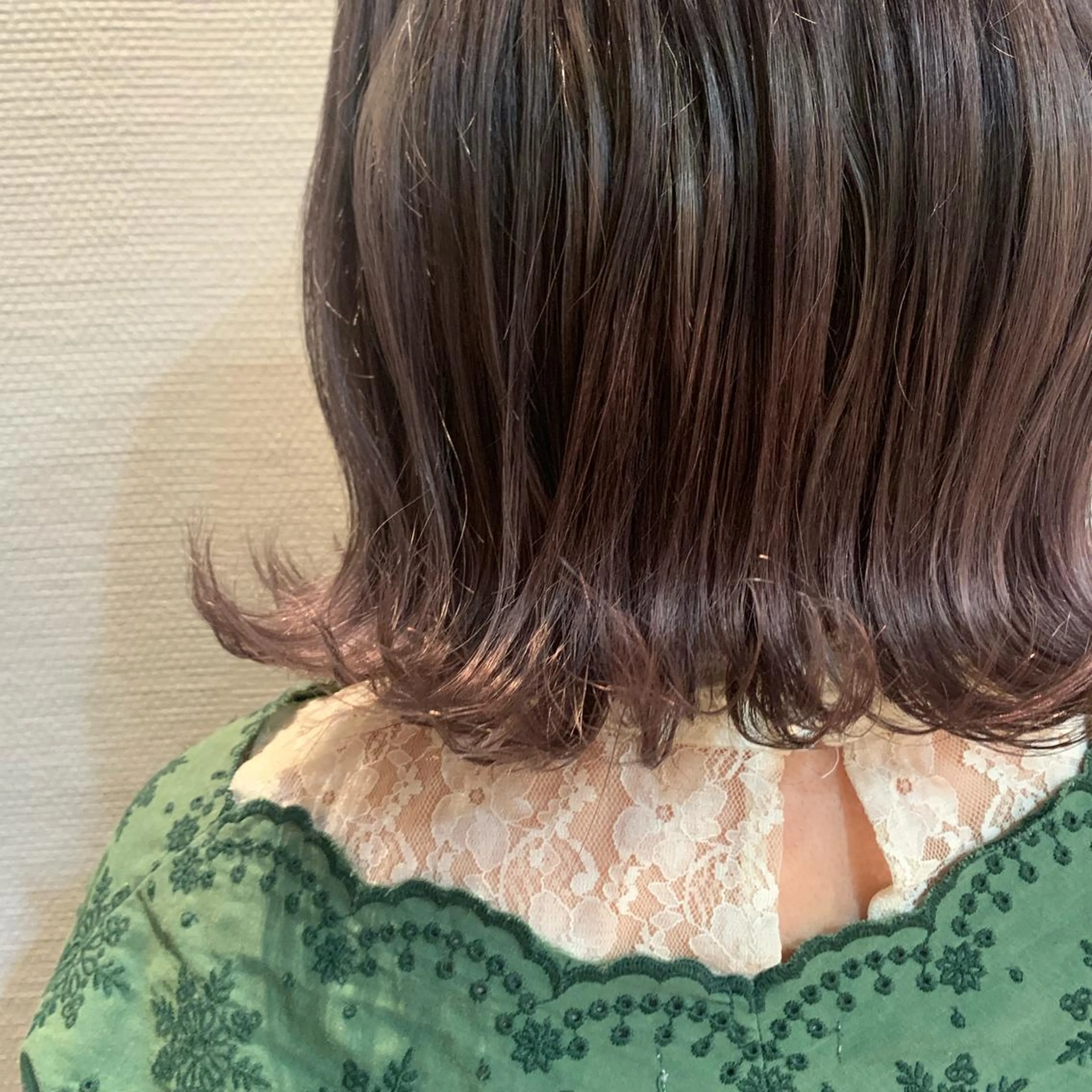 ミディアム カラー 塩澤 榛奈のヘアスタイル