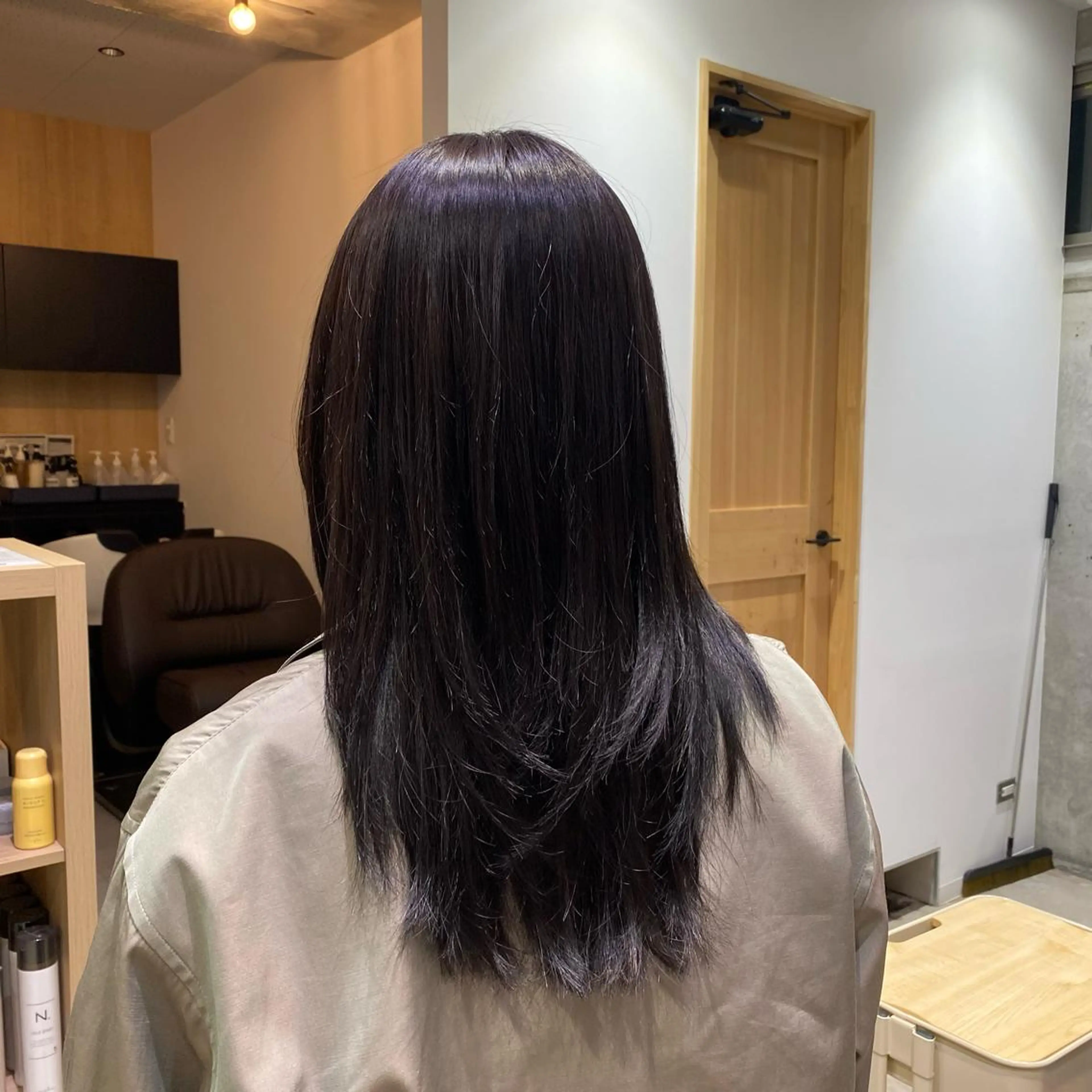 セミロング カラー 黒髪 ラベンダーカラー fumi🪞血色感 アップ艶カラーのヘアスタイル