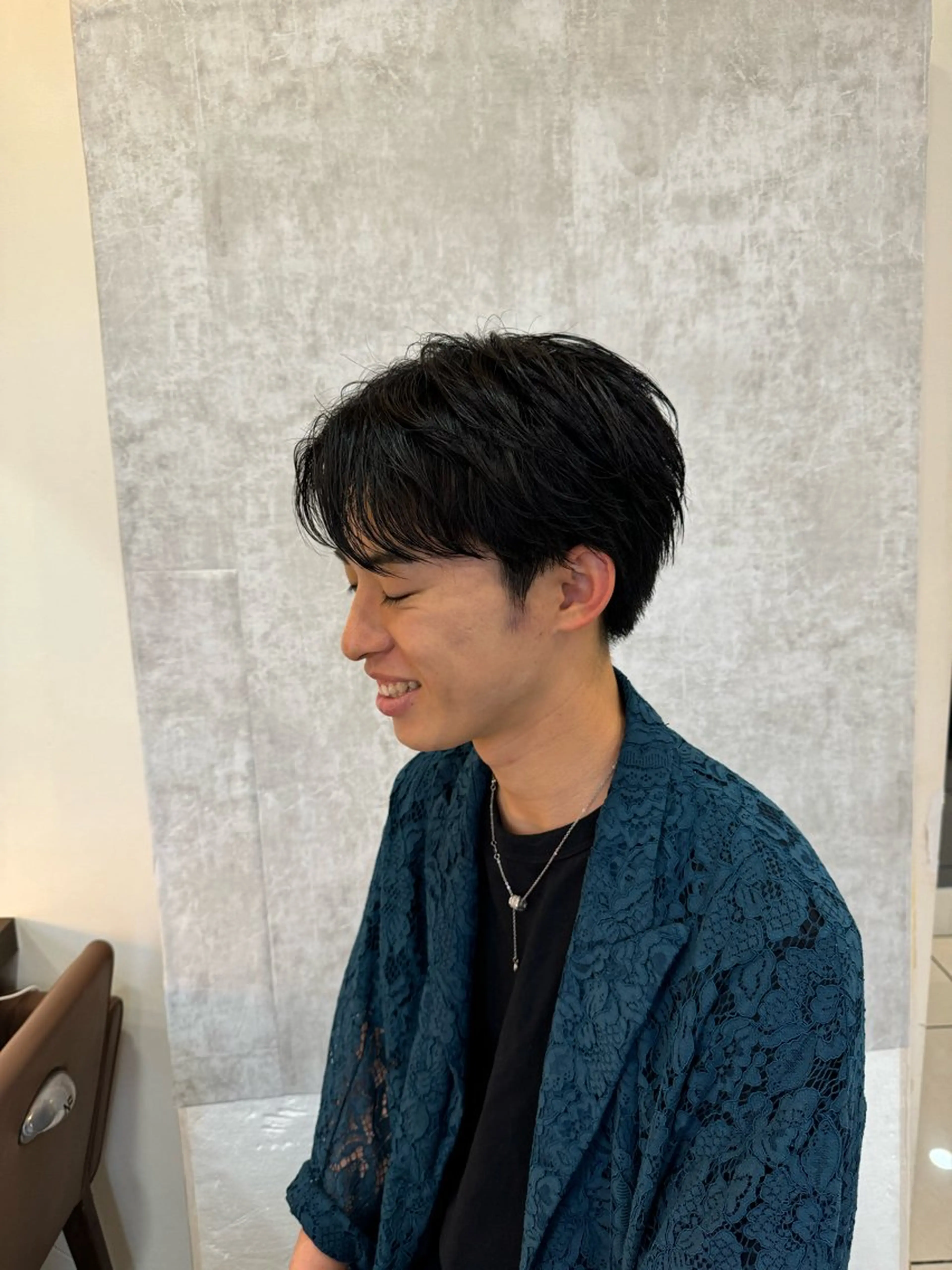 メンズ カット ラウンドマッシュシャ ドウニュアンスパーマのヘアスタイル
