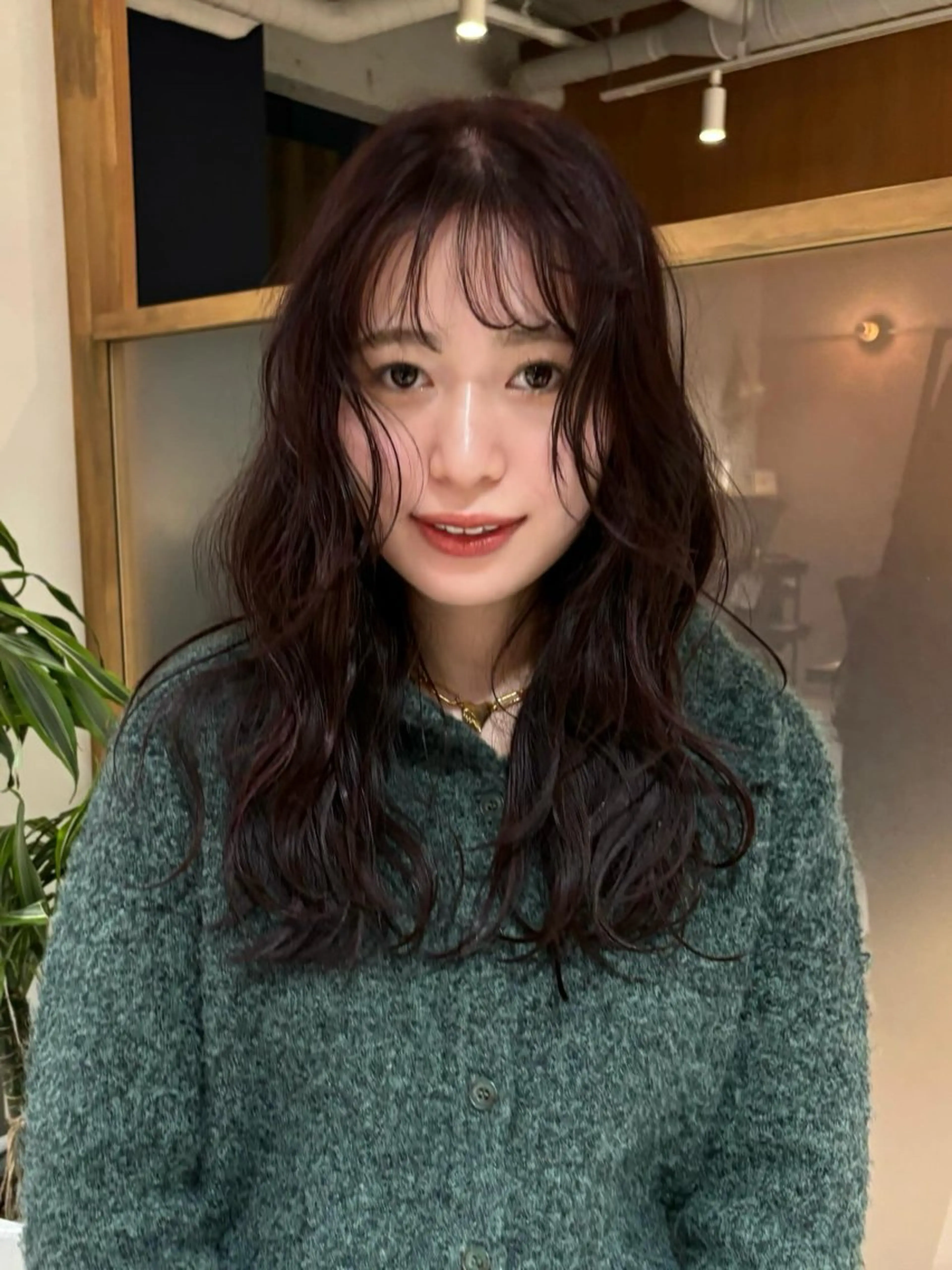 ロング カラー ブリーチ ブラウンカラー ブリーチなしカラー レッドカラー レッドブラウン カット ヘアカラー トリートメント ヘッドスパ mei|顔まわり ×透明感カラーのヘアスタイル