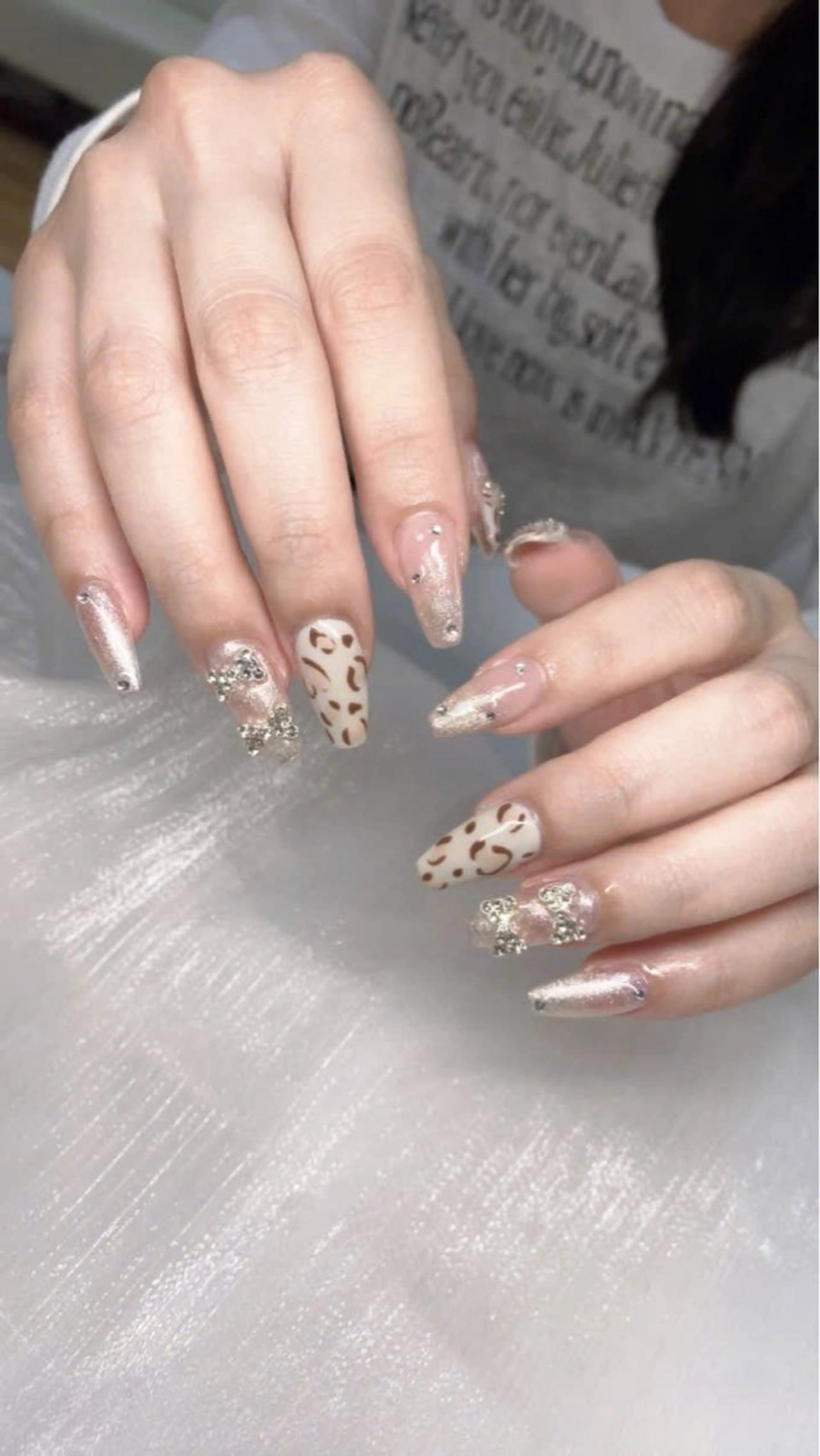 ネイル フレンチネイル グラデーション キラキラネイル 韓国ネイル マグネットネイル ハンドネイル ハンドケア Hara Nail 【パラジェル】のネイルデザイン