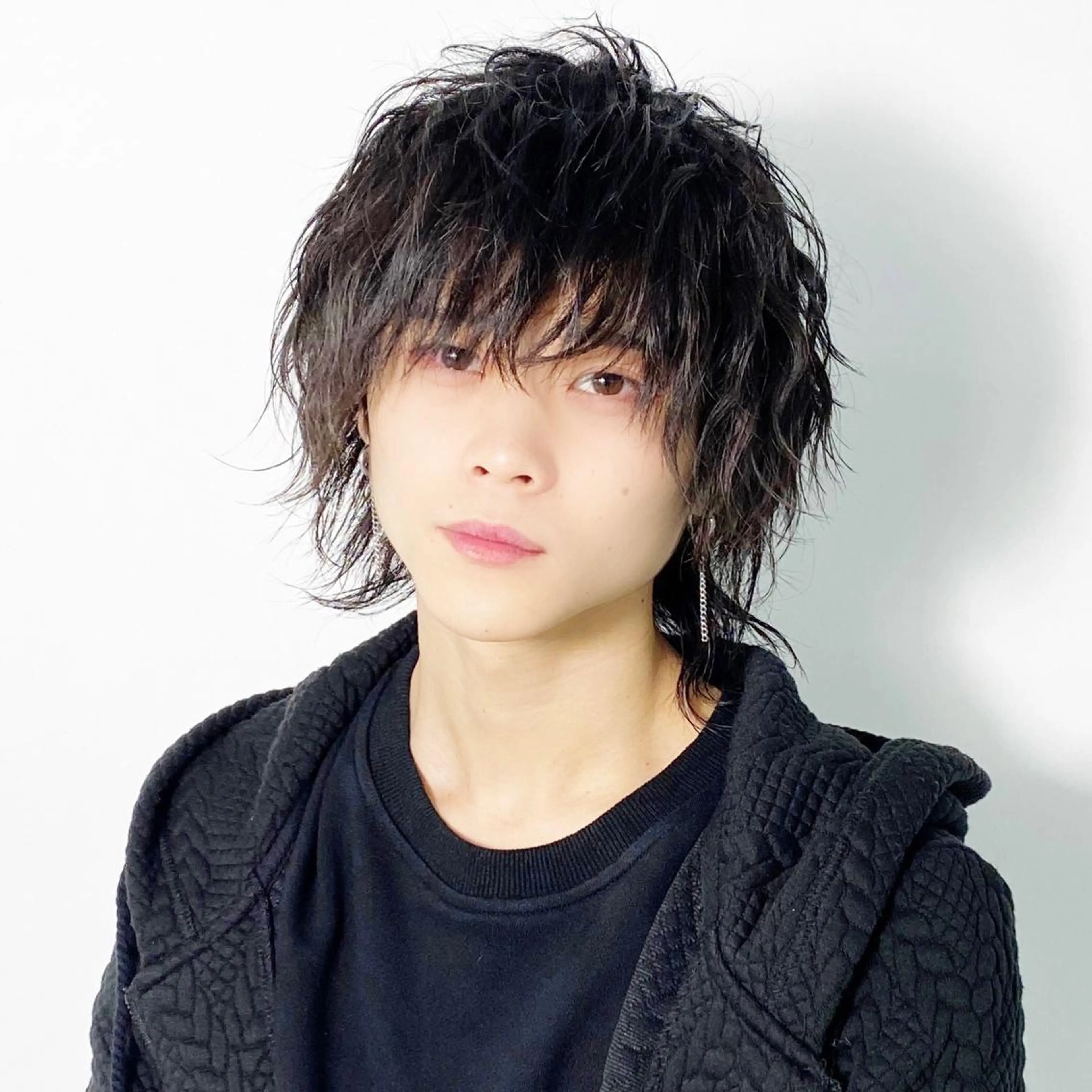 ミディアム パーマ メンズ ミディアムパーマ マッシュウルフ マッシュ メンズパーマ メンズツイストパーマ カット パーマ 大橋 拓巳のヘアスタイル