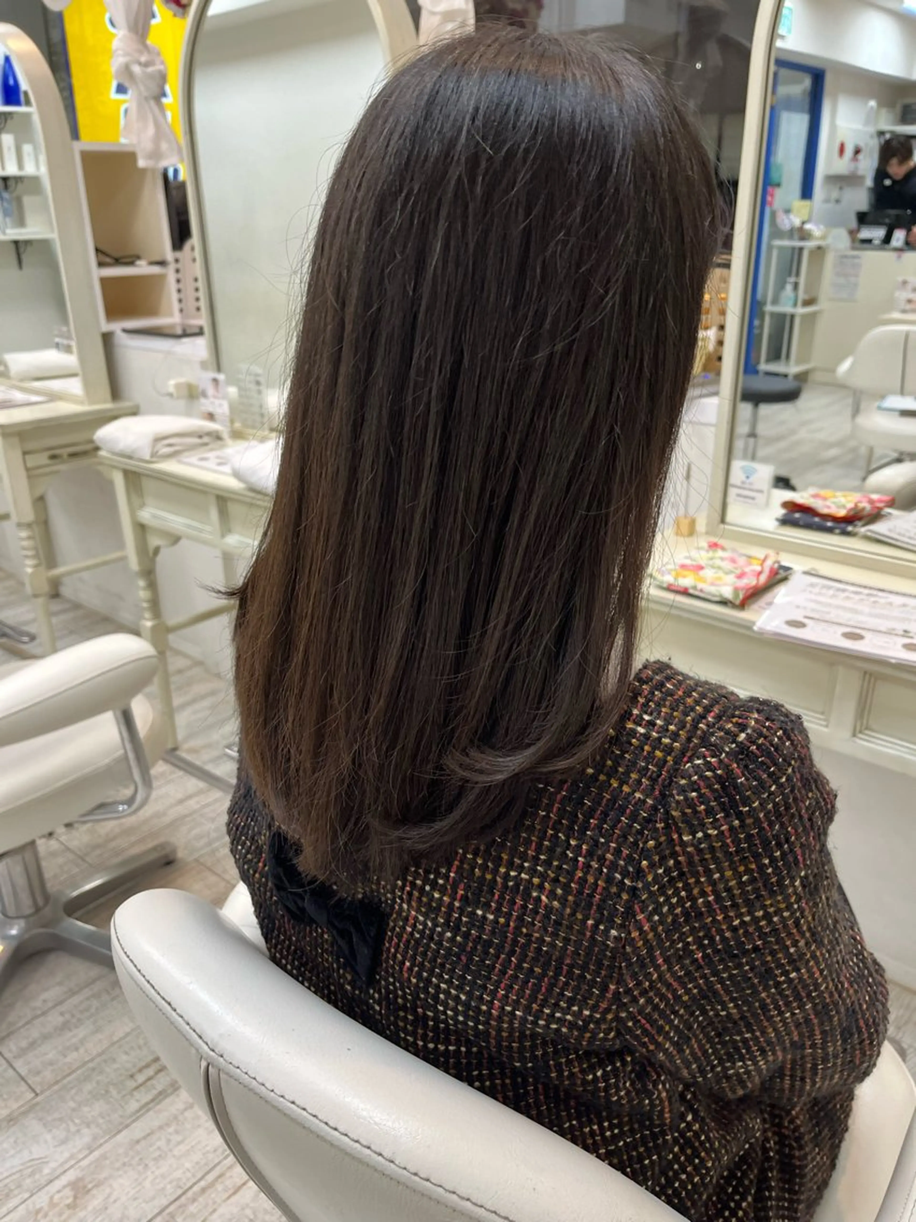 セミロング レイヤーカット 岡崎 嶺のヘアスタイル
