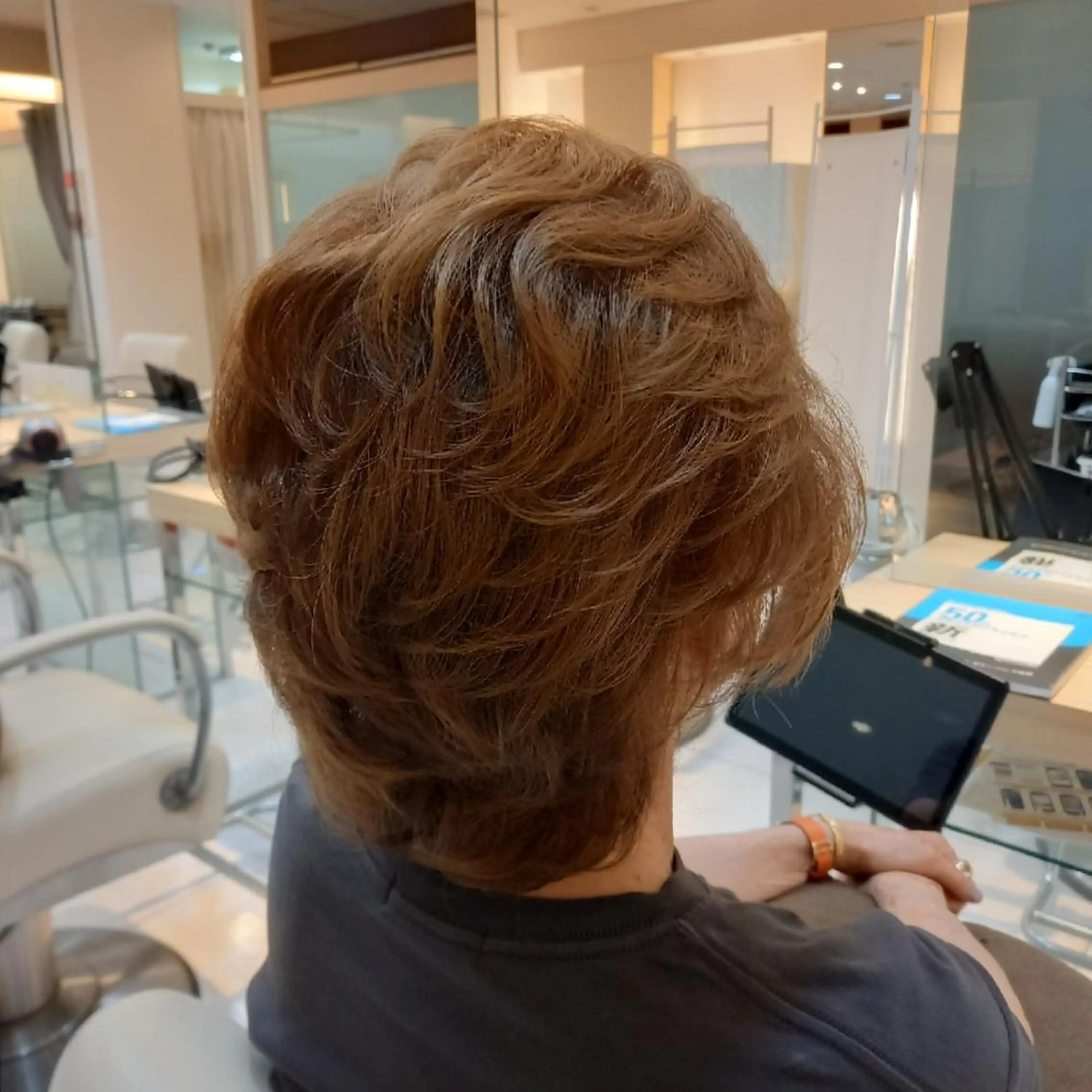 ミディアム レイヤーカット カット ヘアカラー トリートメント ヘッドスパ 飯田・髪質改善縮毛矯 正・カラー・パーマのヘアスタイル