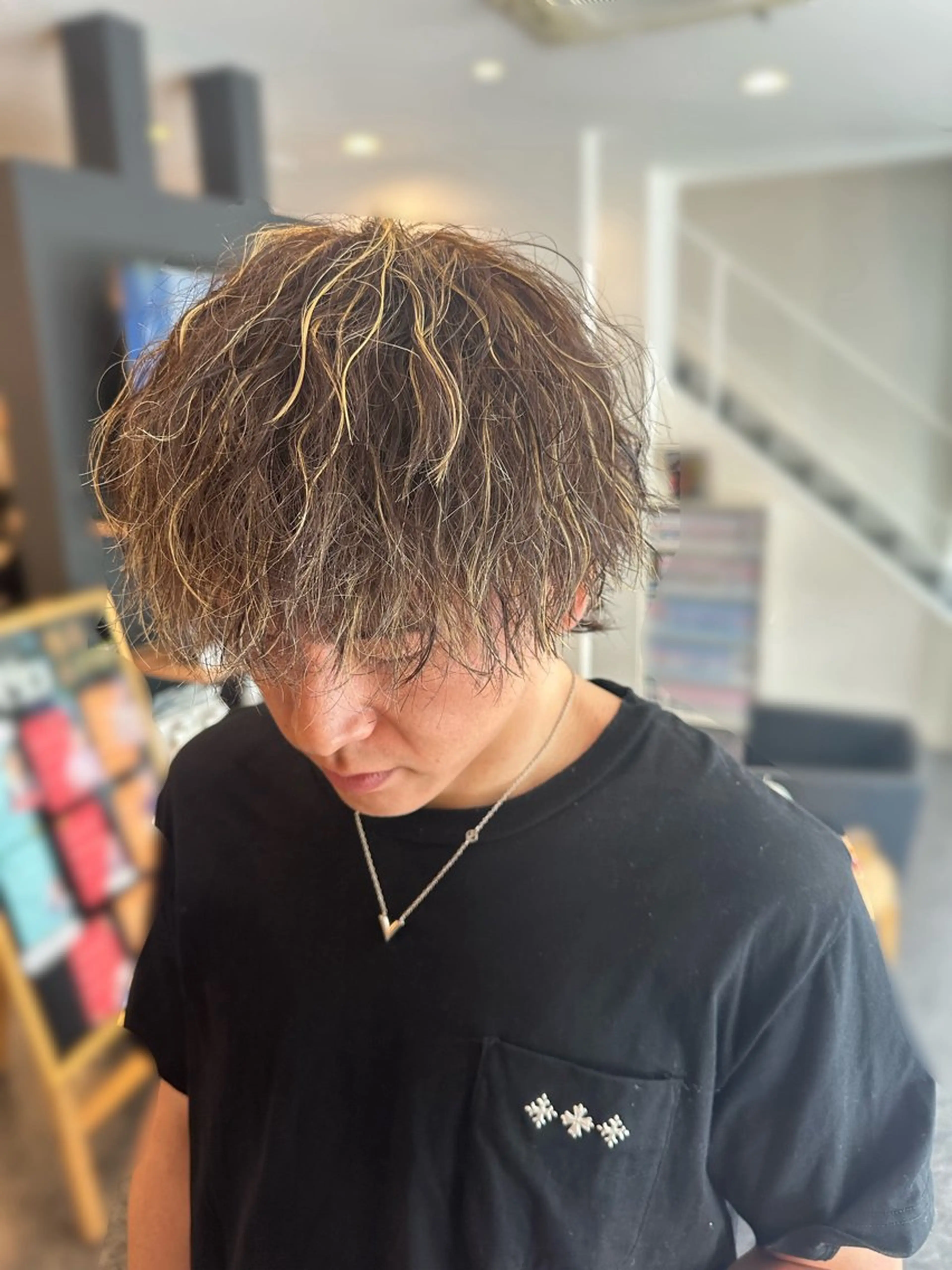カラー パーマ メンズ メンズハイライト メンズパーマ ツイストスパイラルパーマ ブラウンカラー ハイライトカラー 💈メンズサロン シャドウパーマ大募集のヘアスタイル