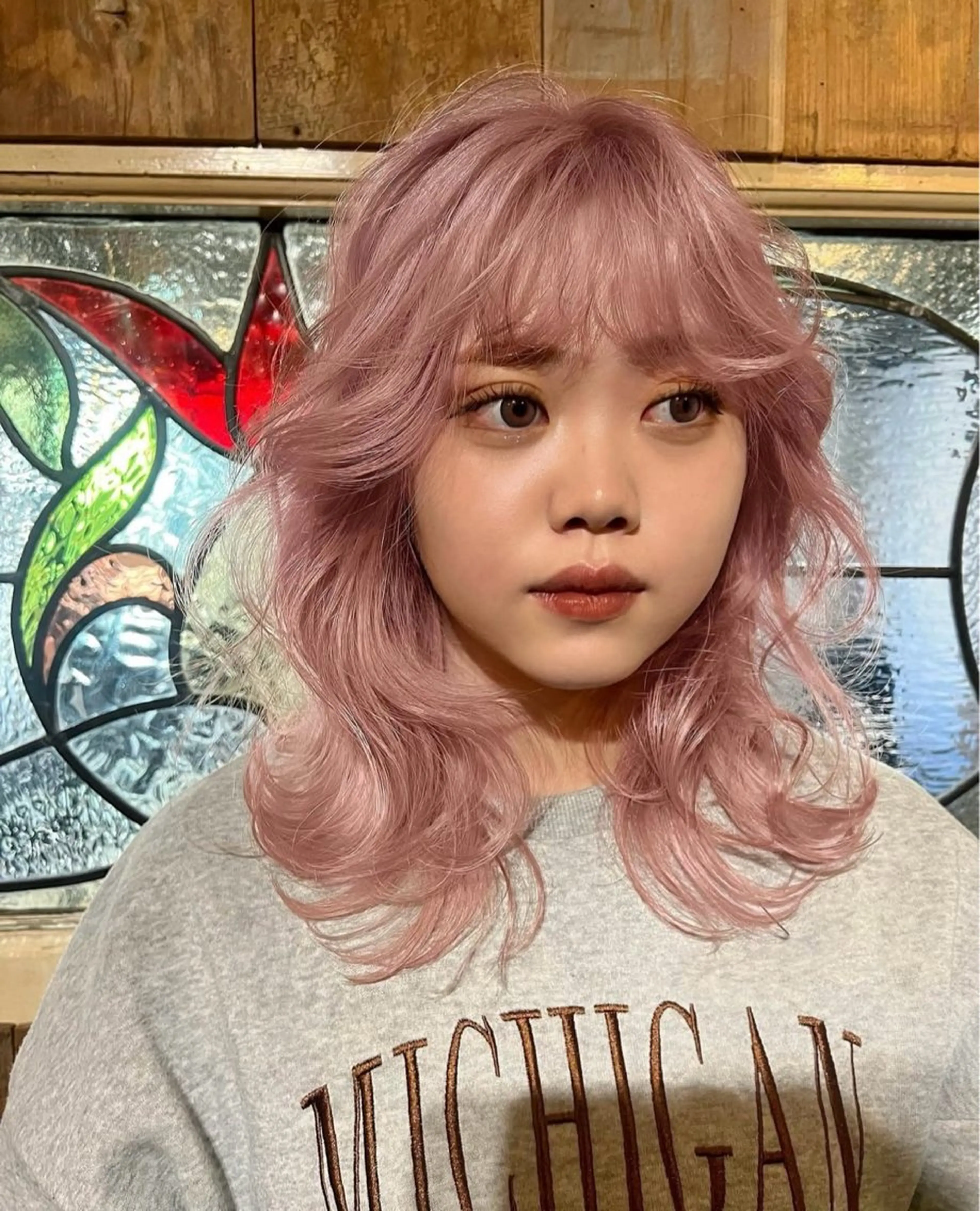 ミディアム レイヤーカット ハイトーン/デザイン honokaのヘアスタイル