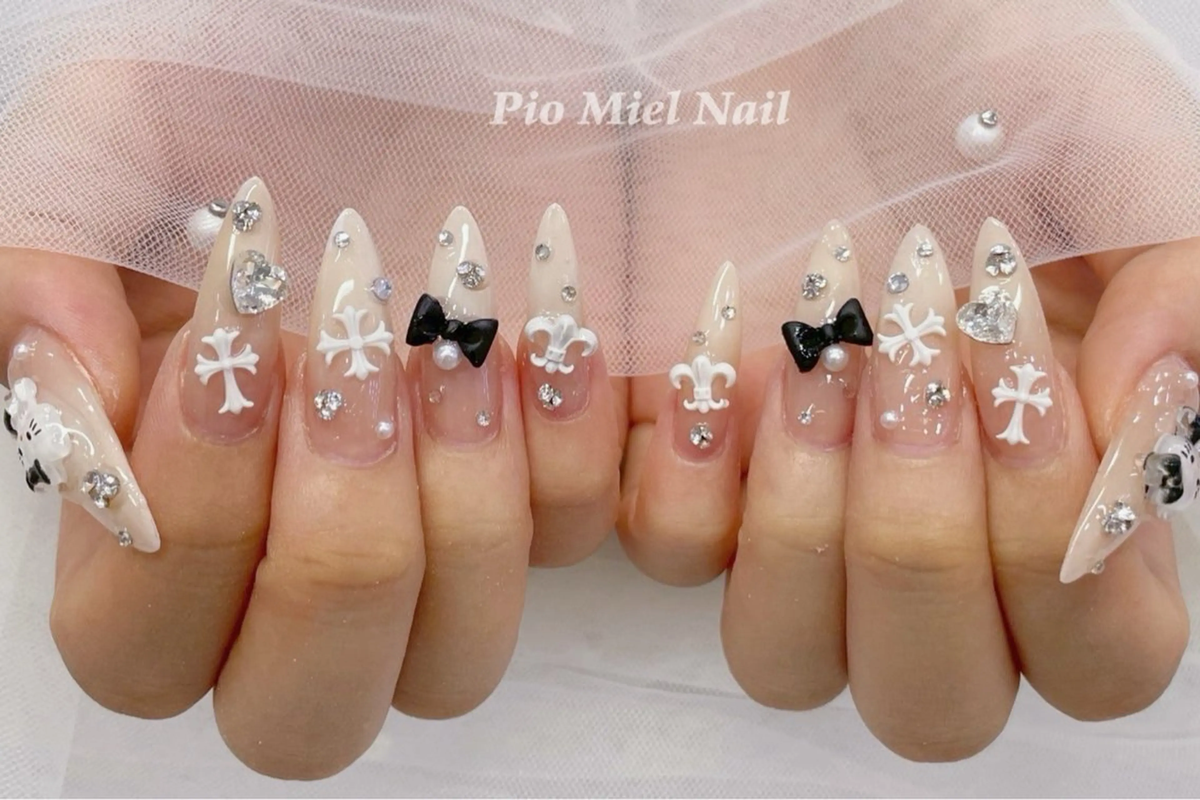 ネイル グラデーション リボン ワンホンネイル ホワイト 冬ネイル ハンドネイル momo 長さだしのネイルデザイン