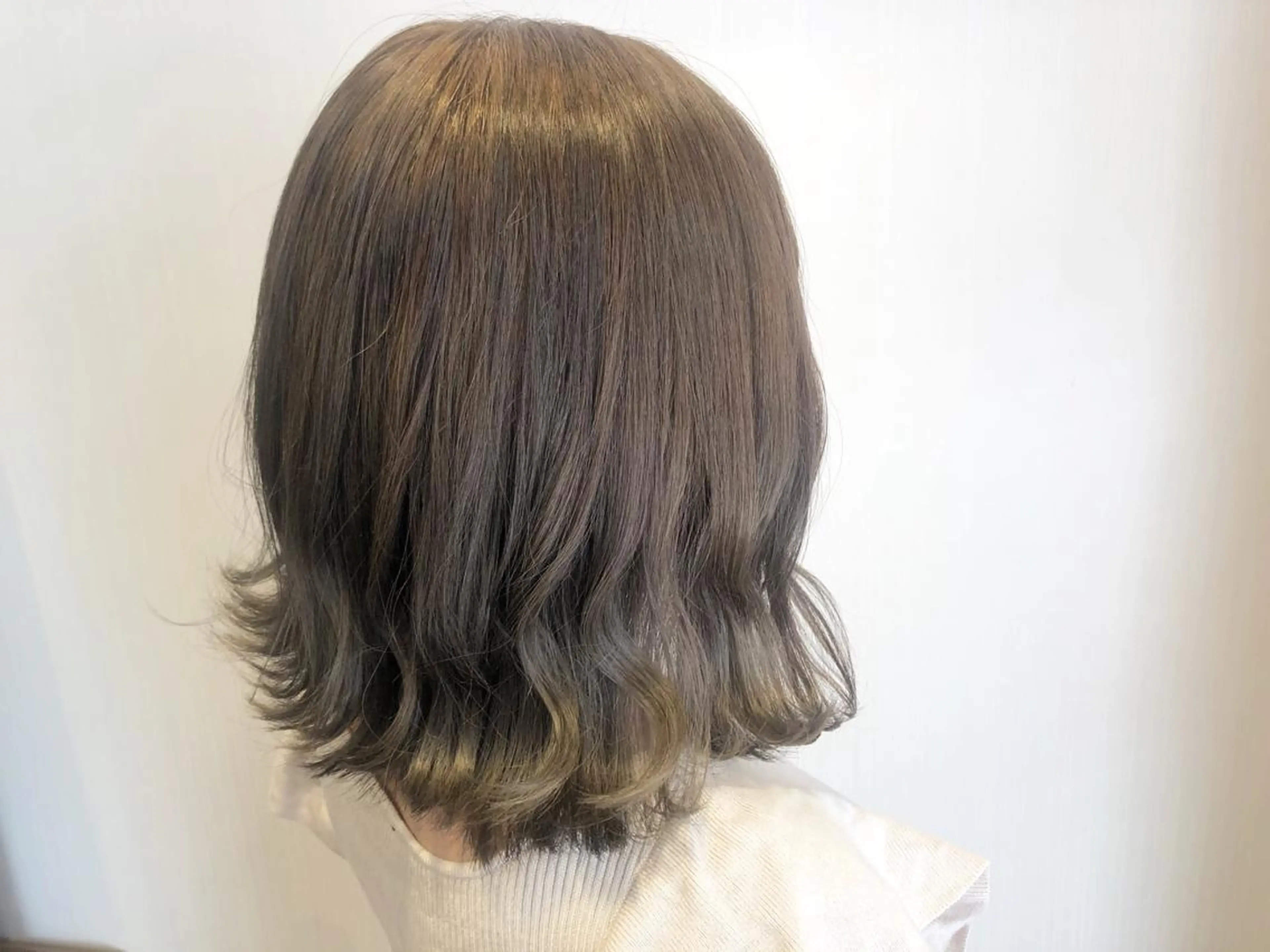 ショート カラー グレージュ ミルクティーグレージュ 新井 友菜のヘアスタイル