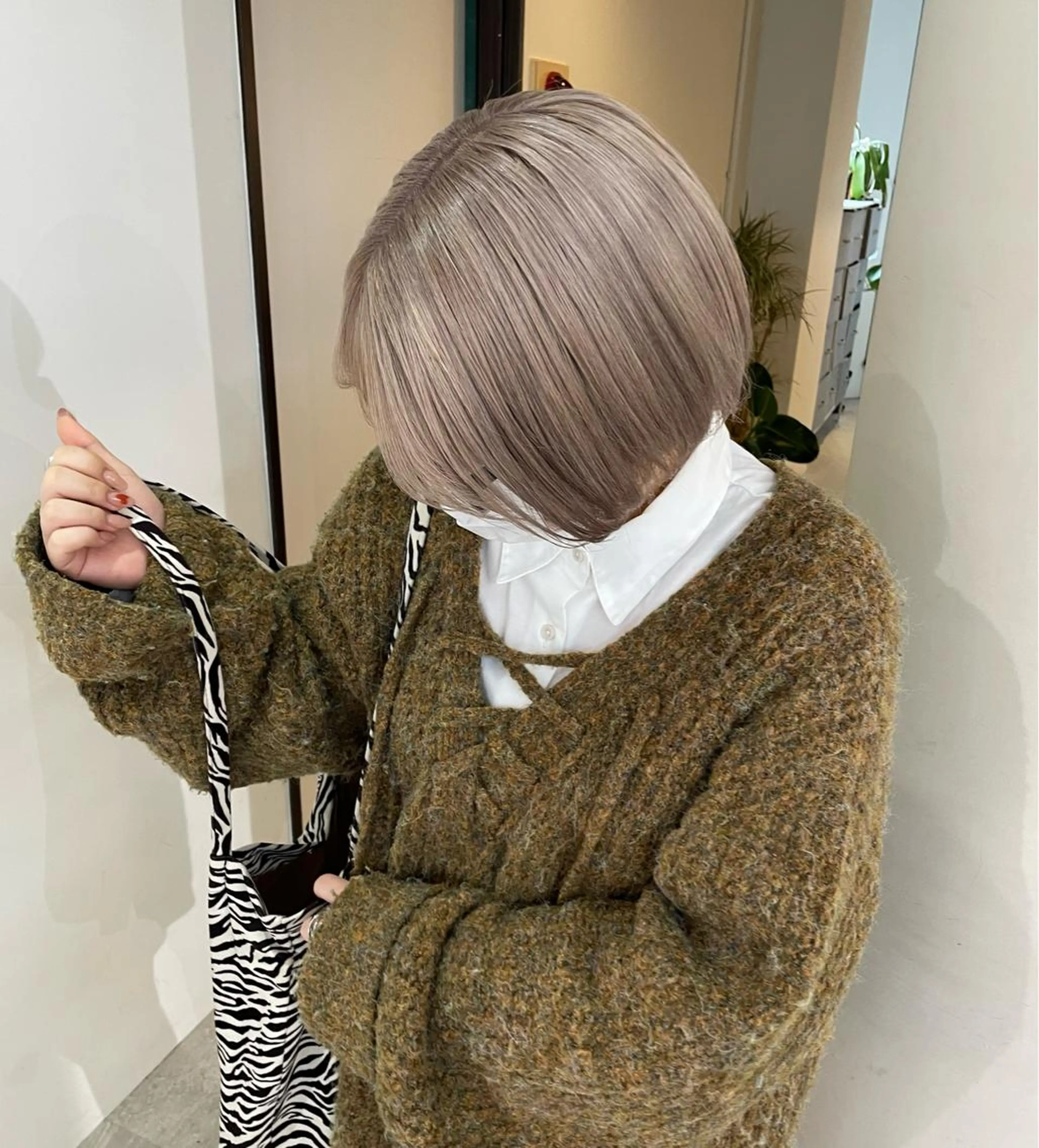 ショート カラー ミストバング ベージュカラー ブリーチ ブロンド ケアブリーチ ヘアカラー トリートメント MIU/ルーツカラー ボブ/顔周りレイヤーのヘアスタイル