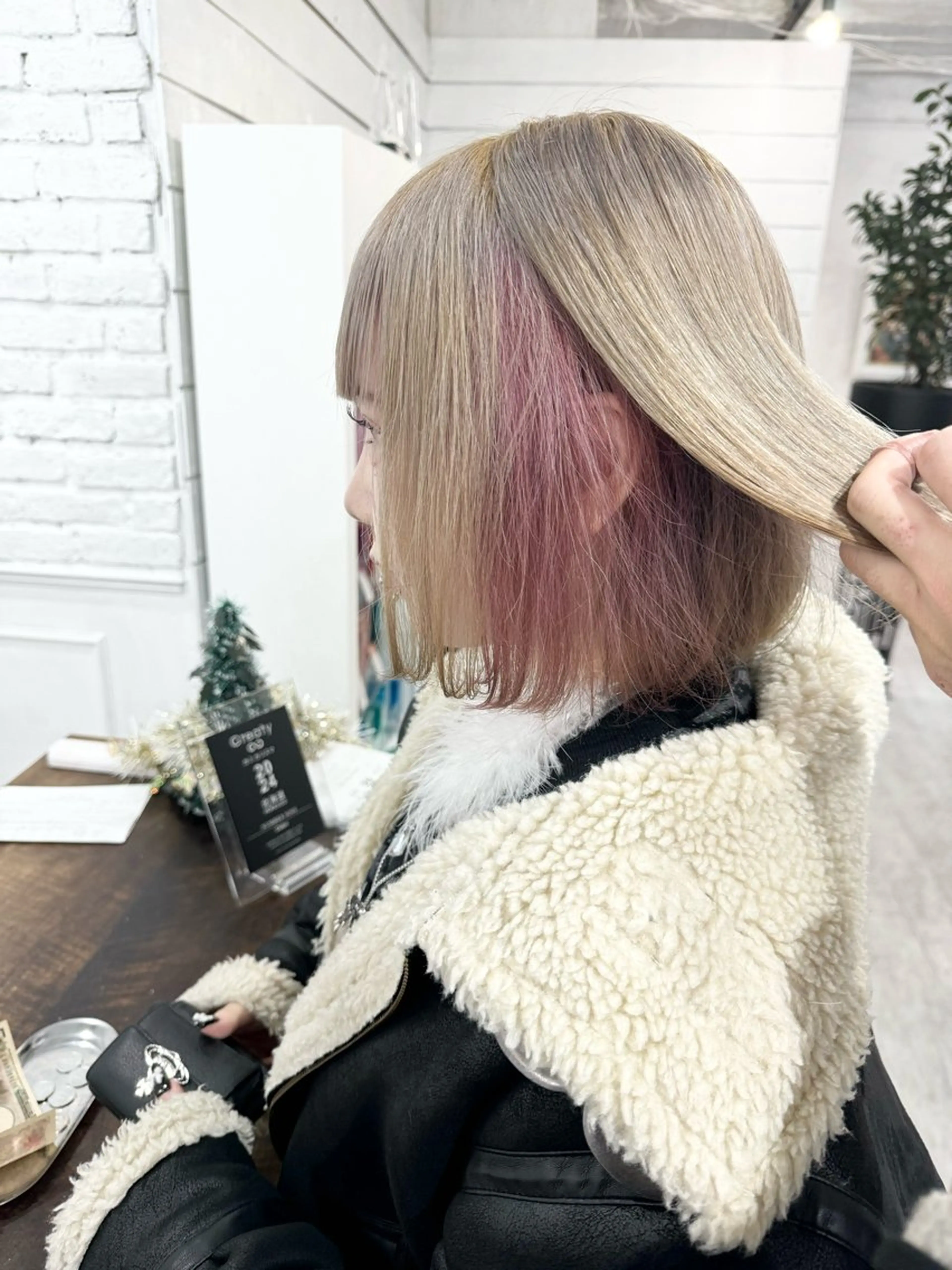 ショート カラー バレイヤージュ ミストバング ベージュカラー ブリーチ 抜きっぱなしブロンド ヘアカラー トリートメント SALOWIN札幌大通り所属・札幌ブリーチカラー/ ダブルカラー/ドイのヘアスタイル