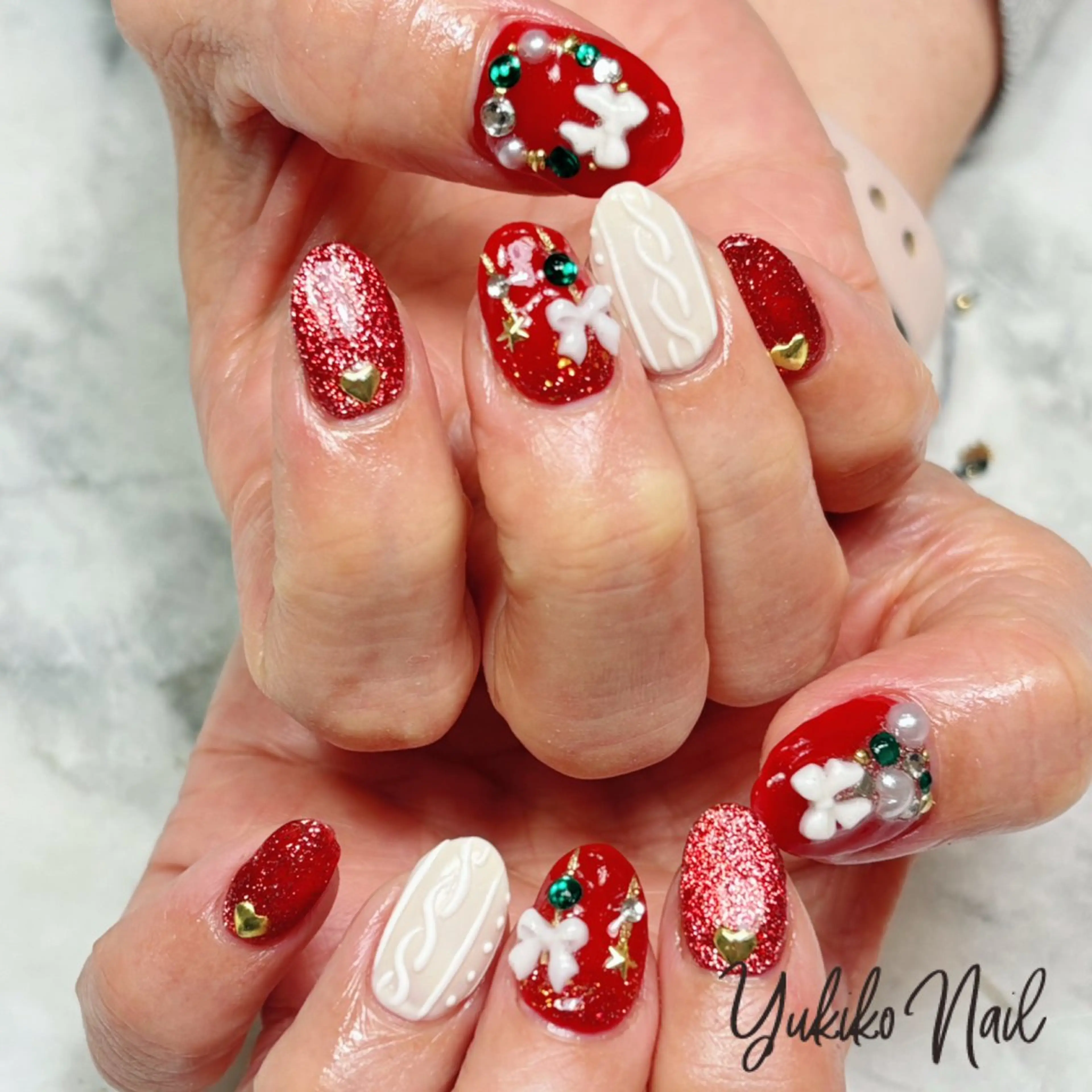 ネイル ガーリー 赤色 リボン 冬ネイル クリスマス ハンドネイル ユキコ ネイルのネイルデザイン