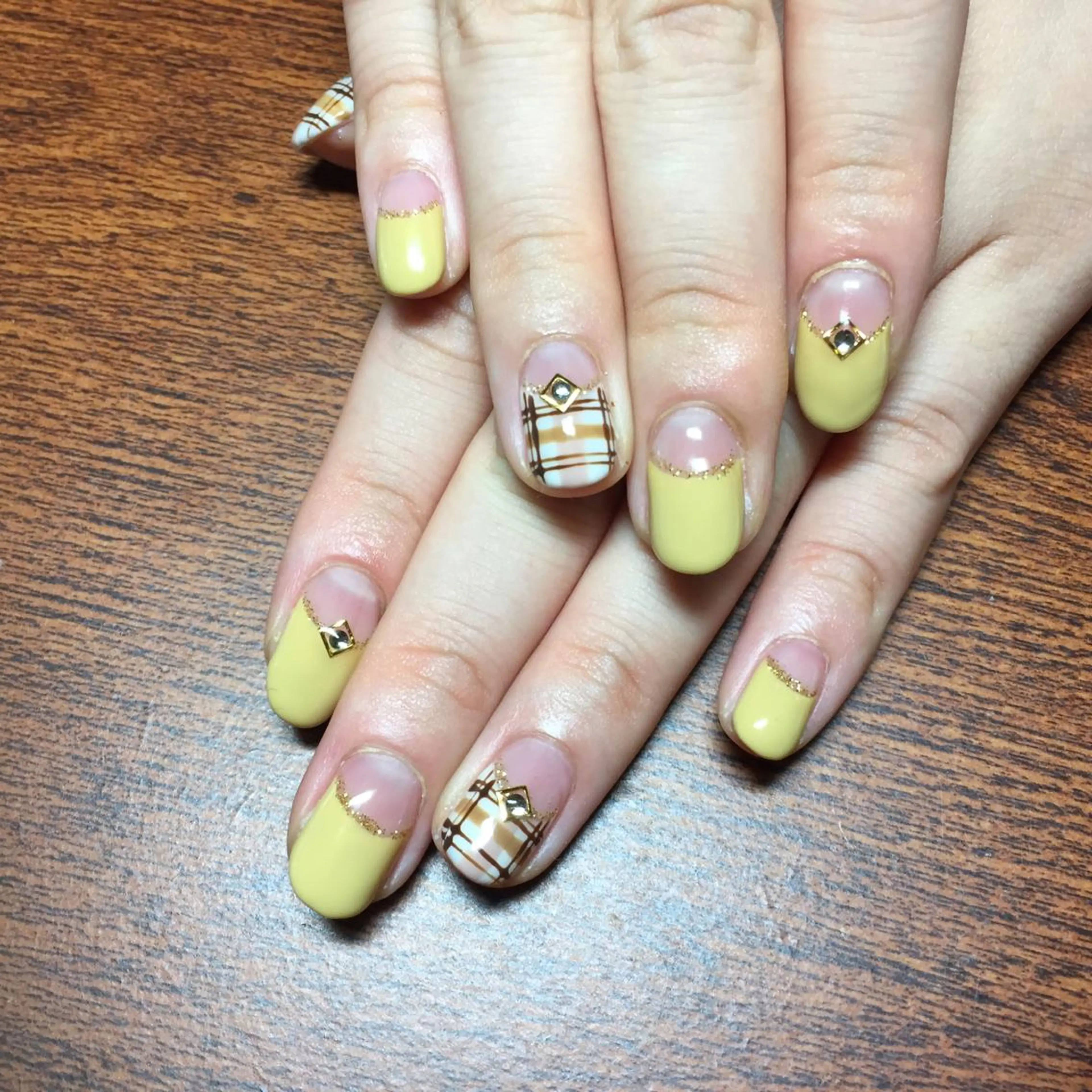 ミディアム ネイル イエローカラー フレンチネイル 逆フレンチ 黄色 石山 大策のその他イメージ