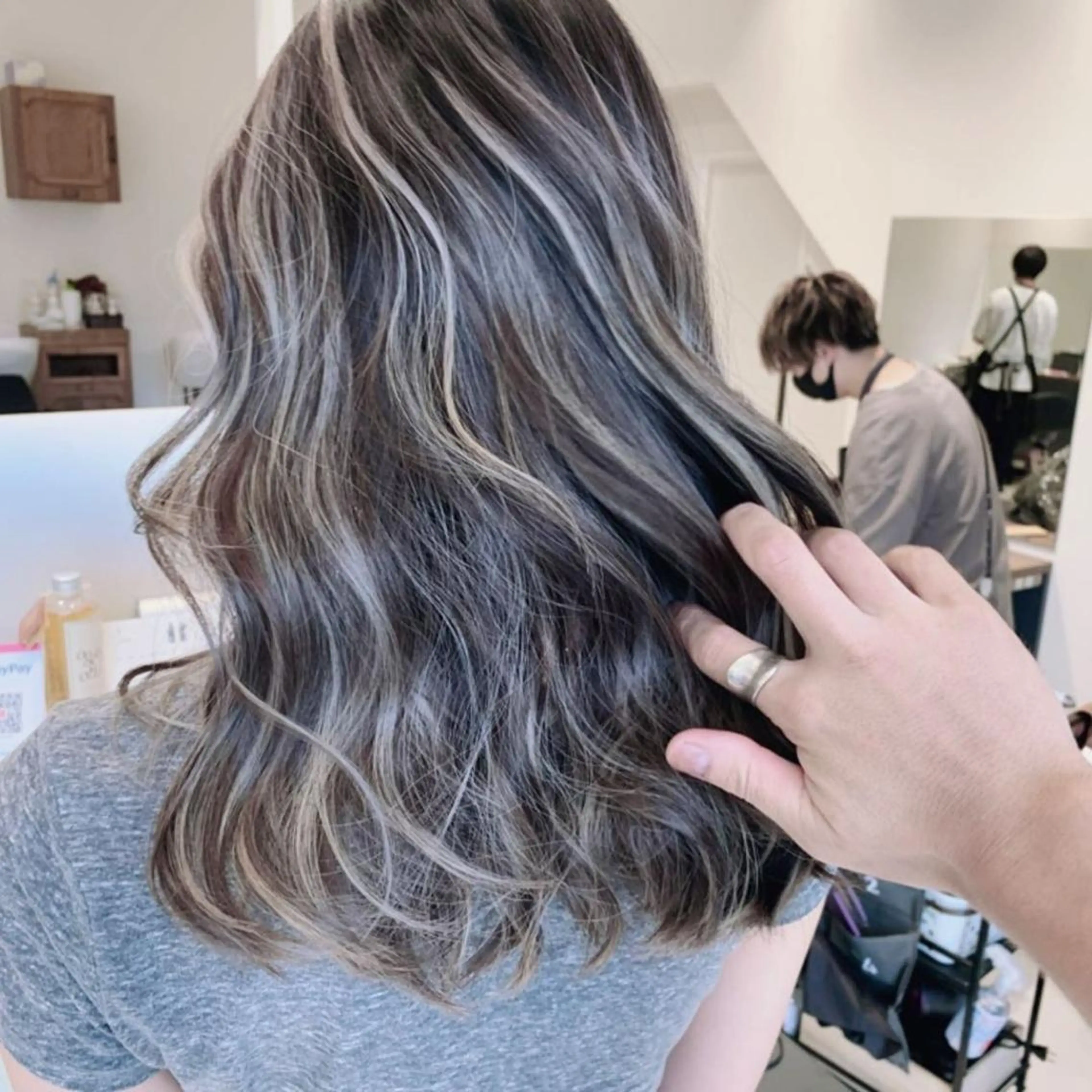 ロング カラー ブリーチ ケアブリーチ ハイライトカラー インナーカラー ハイライト ヘアカラー オフホワイトアンドなんば所属・福西 洋斗のヘアスタイル