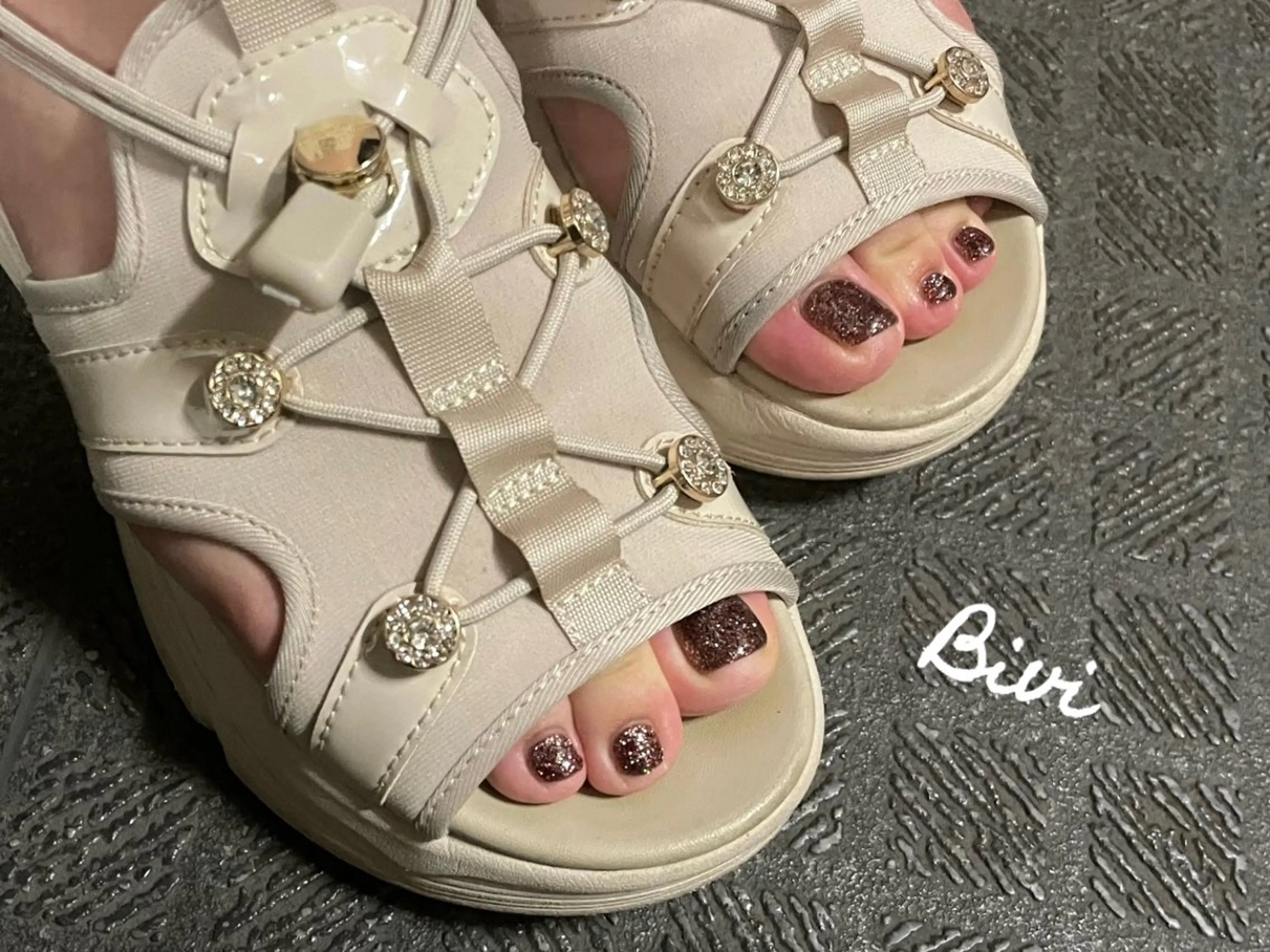 ネイル アートネイル フラッシュネイル フットネイル ラメ(グリッター) シルバー フットネイル ♡Bivi♡自爪に 優しいネイルサロンのネイルデザイン