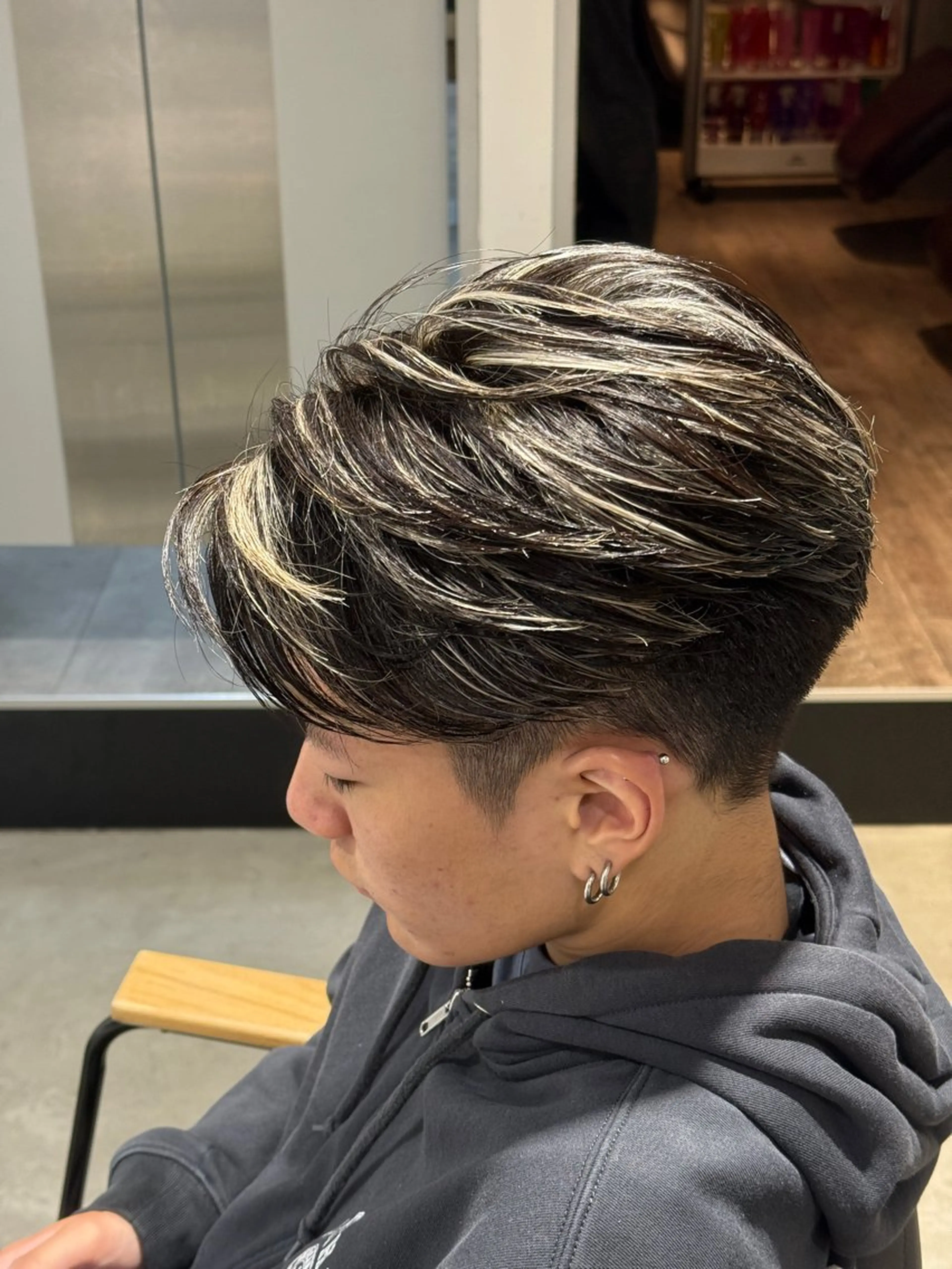 ショート カラー メンズ センターパート メンズハイライト ハイライトカラー ハイライト カット ヘアカラー メンズカットパーマ ✂️ JOYAのヘアスタイル