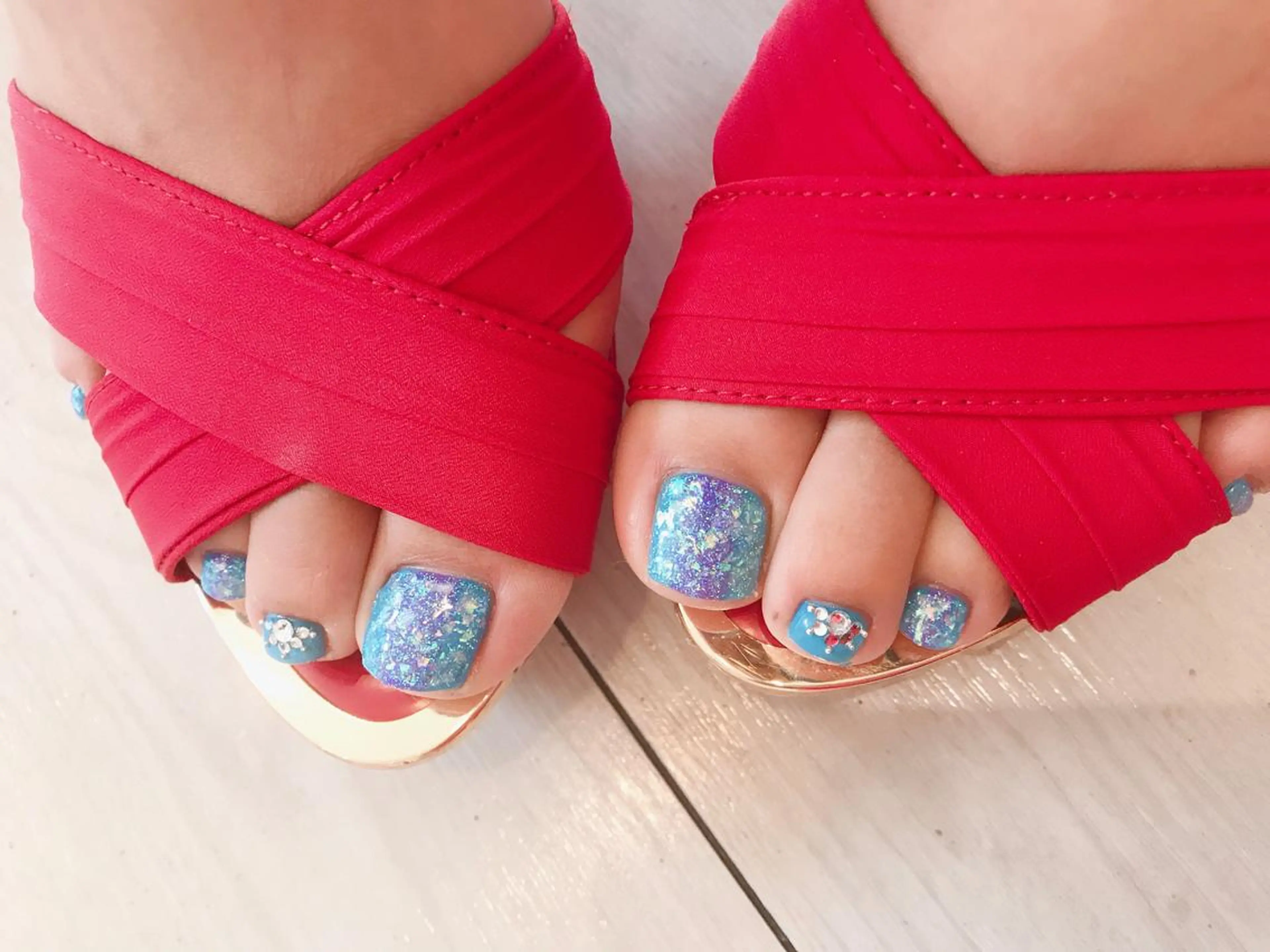 ネイル フットネイル ジェルネイル キラキラネイル ネイル ティアラのネイルデザイン