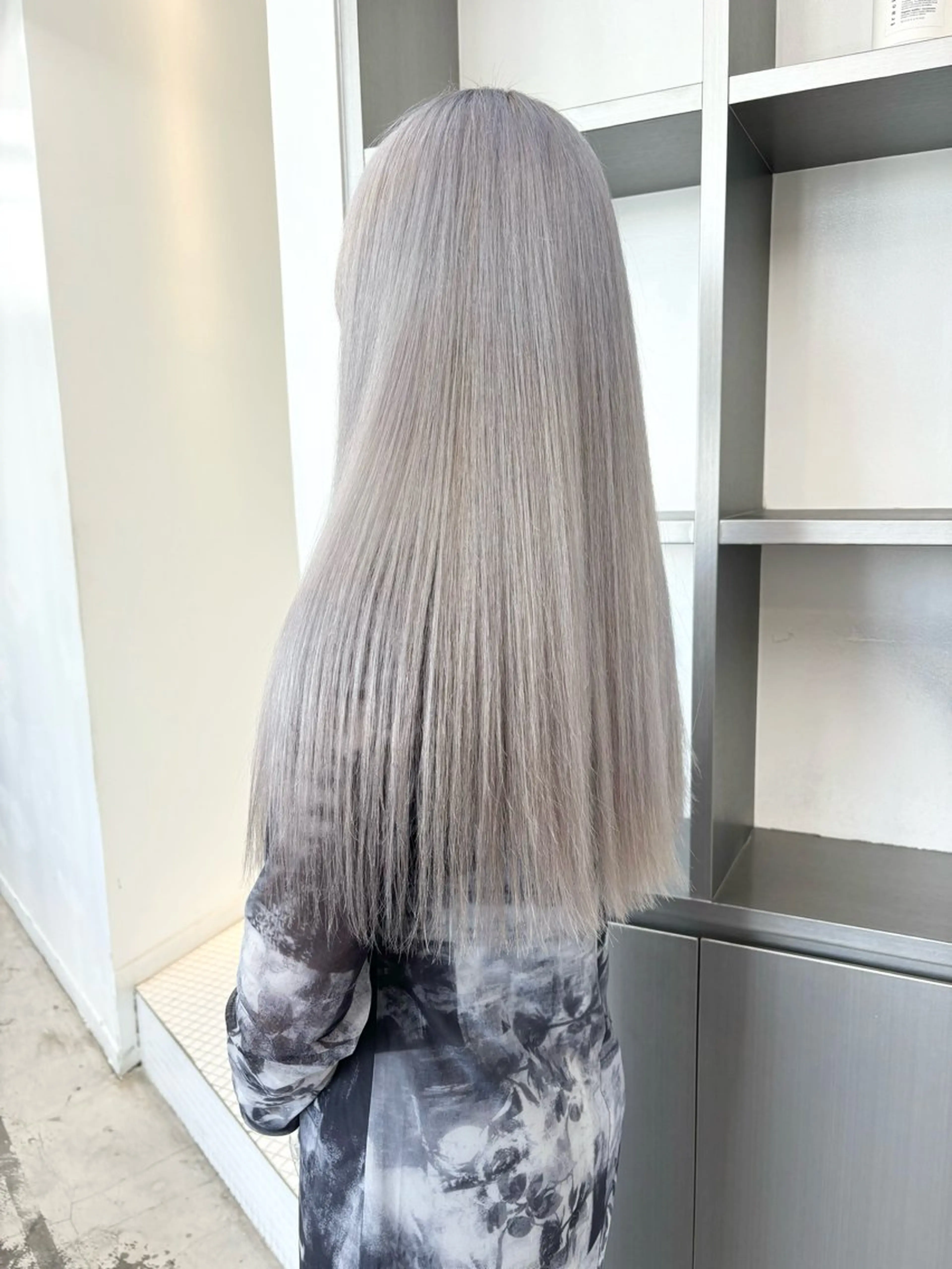 セミロング カラー ヘアアレンジ ブリーチ ケアブリーチ シルバー ホワイトシルバー ヘアカラー 🎨ハイトーン/ 切りっぱなし みつきのヘアスタイル